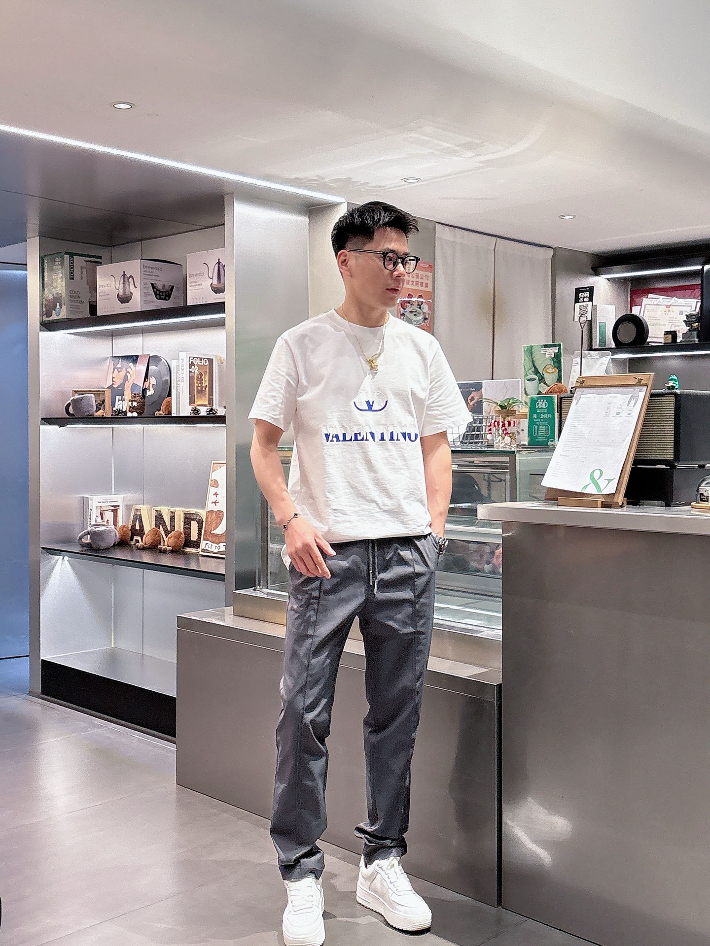   PRADA 2025春夏最新品，专柜同步有售，时尚休闲裤，进口原版面料，做工极为复杂，唯一可以做代购