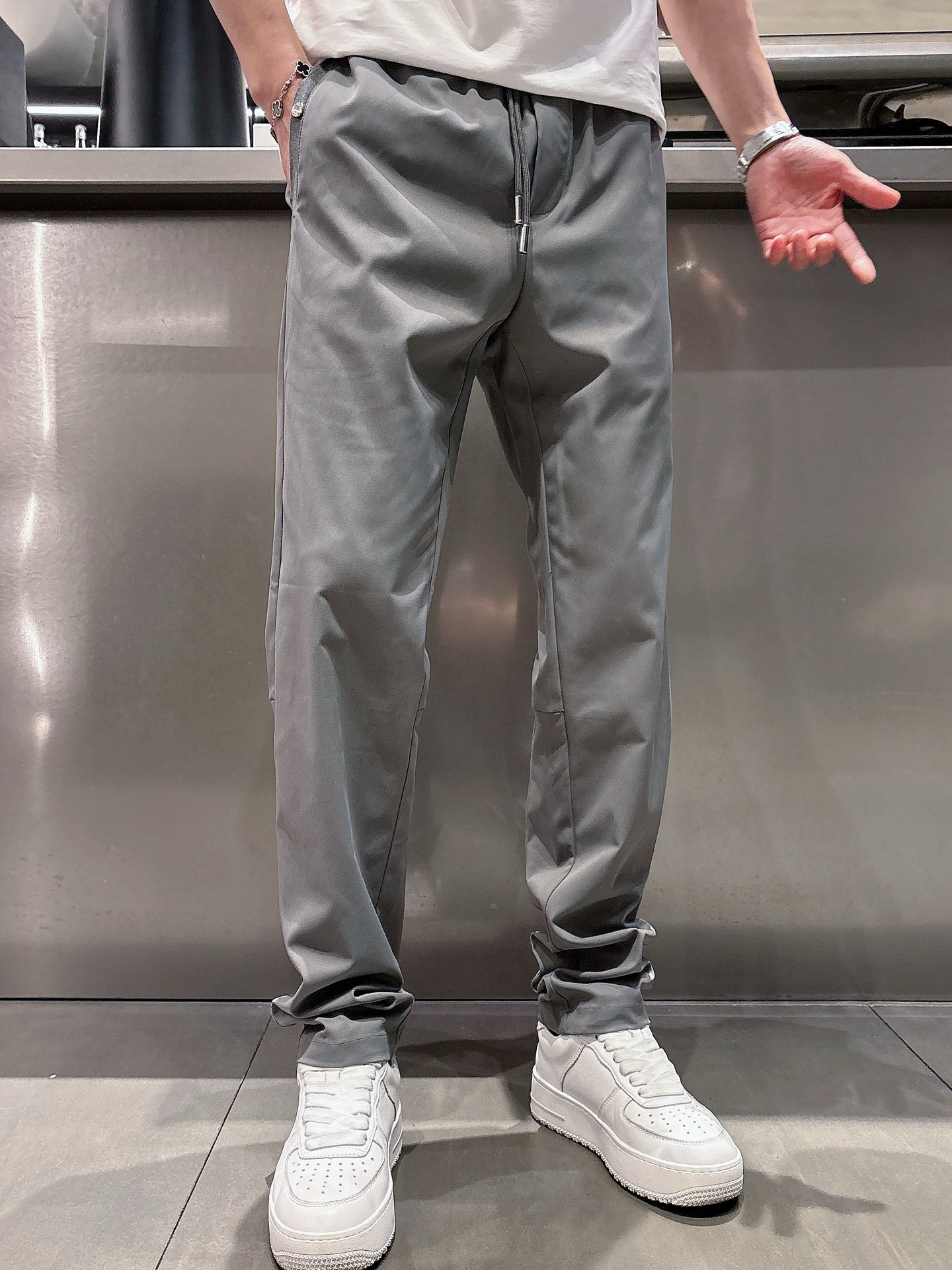   PRADA 2025春夏最新品，专柜同步有售，时尚休闲裤，进口原版面料，做工极为复杂，唯一可以做代购