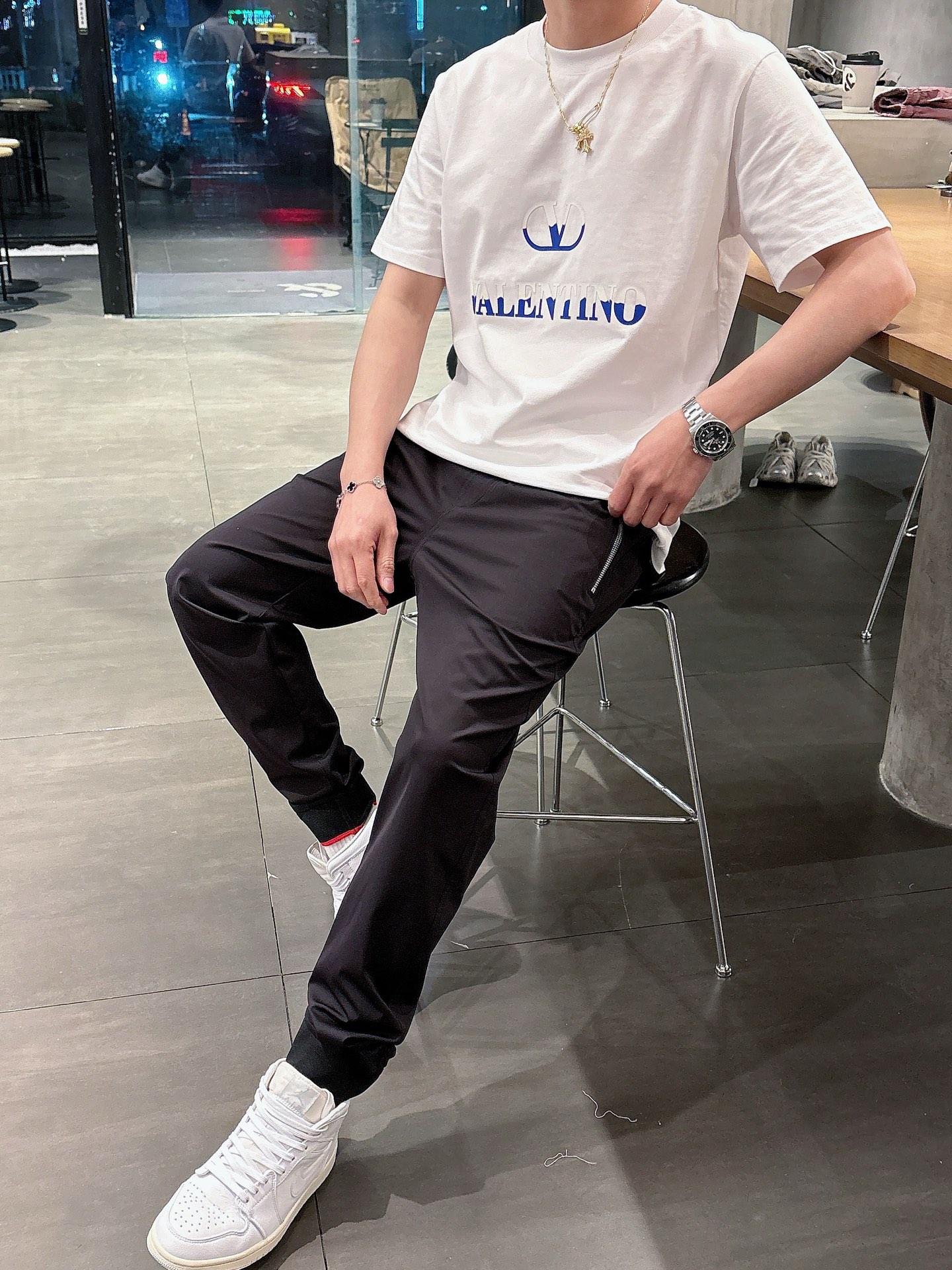  🌟🌟Prada，男士休闲裤👍
最新款上身版型无敌正！
绝对可以闭眼收的一款
此款裤子非常百搭，弹力腰围