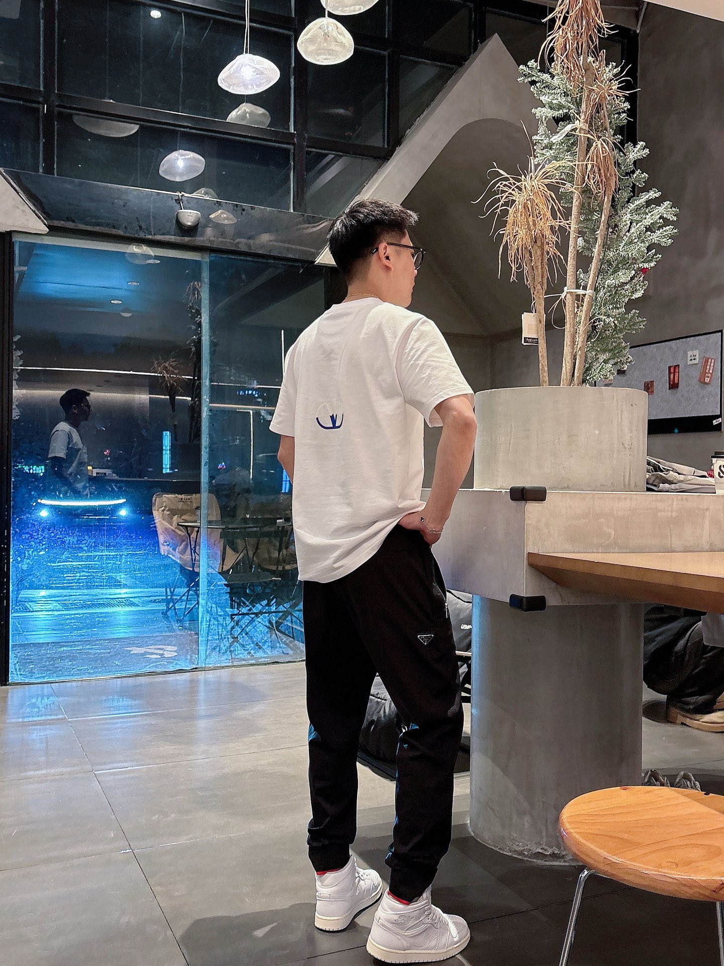  🌟🌟Prada，男士休闲裤👍
最新款上身版型无敌正！
绝对可以闭眼收的一款
此款裤子非常百搭，弹力腰围