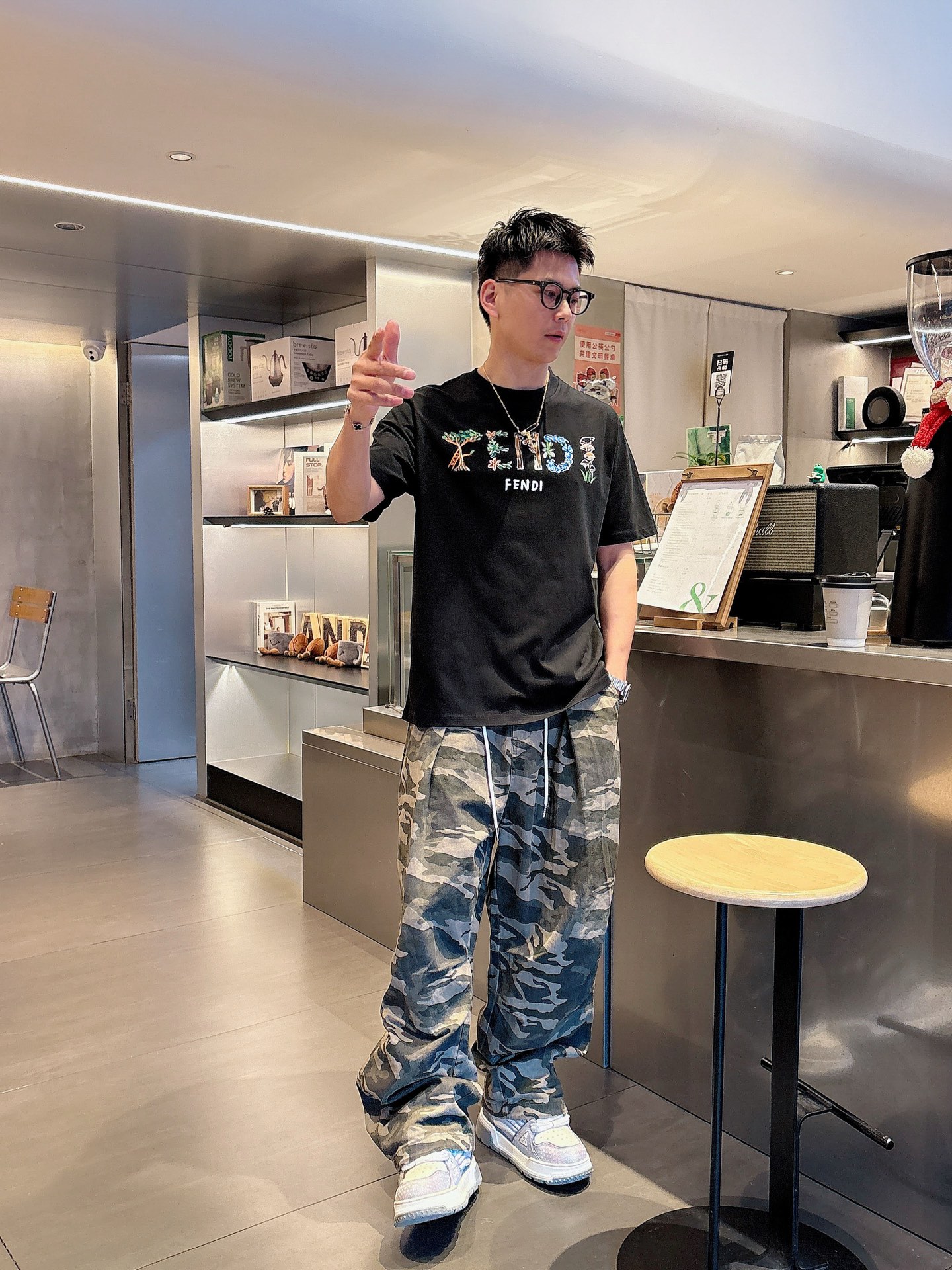  2025ss原單高品質 情侶款  
FEN夏季新款纯手工绘画完成 高品质短袖T恤 每一件都是纯手工手绘