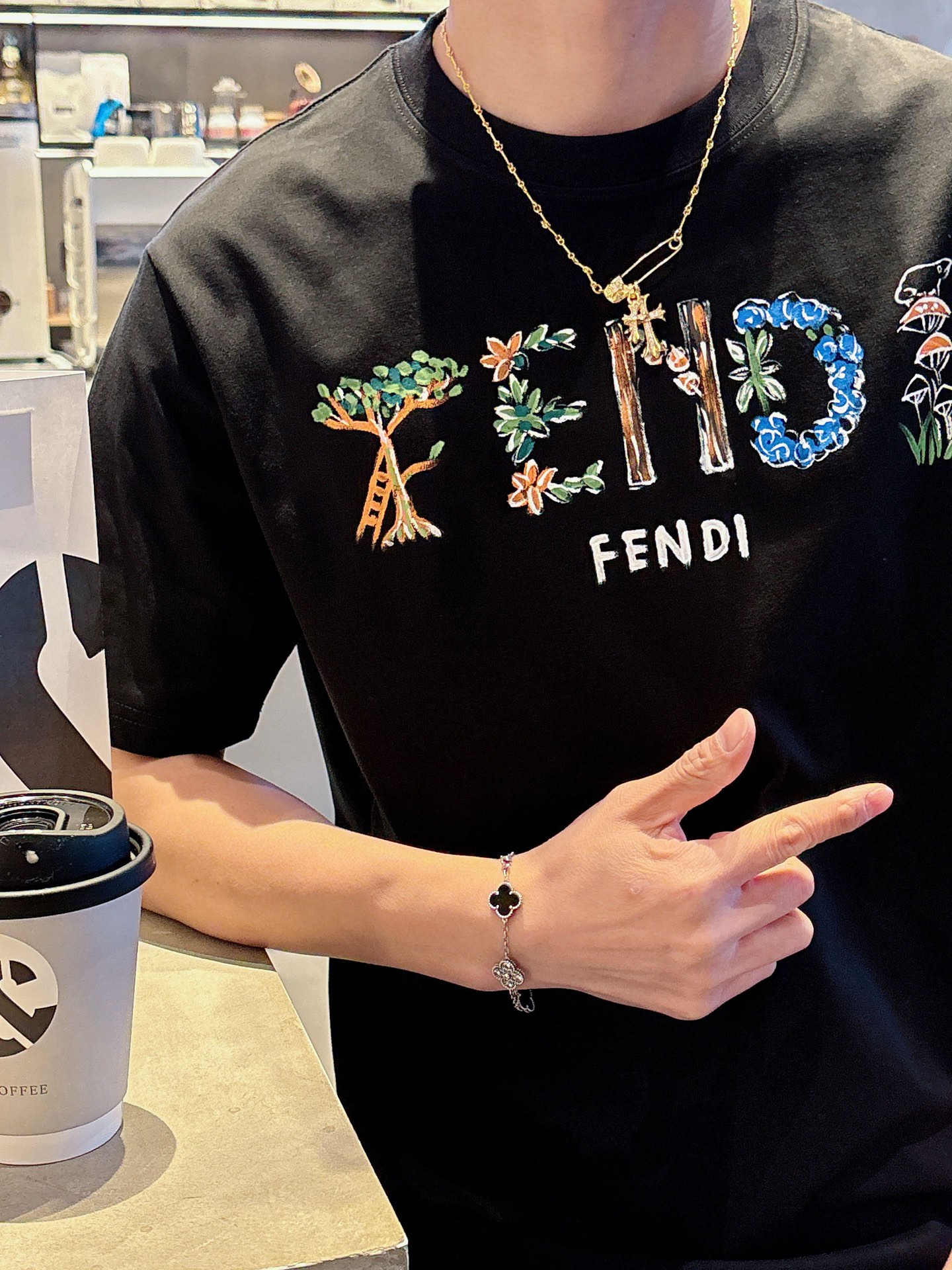  2025ss原單高品質 情侶款  
FEN夏季新款纯手工绘画完成 高品质短袖T恤 每一件都是纯手工手绘