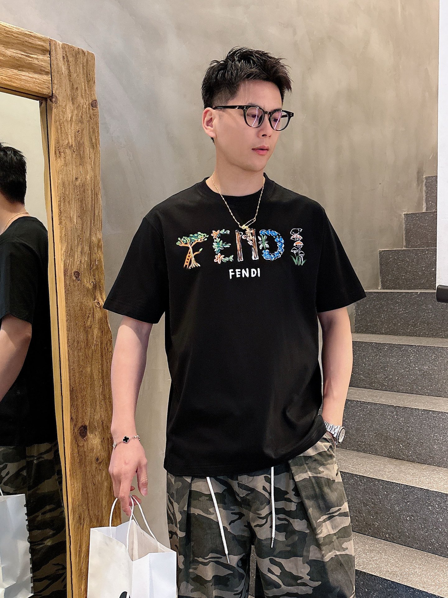  2025ss原單高品質 情侶款  
FEN夏季新款纯手工绘画完成 高品质短袖T恤 每一件都是纯手工手绘