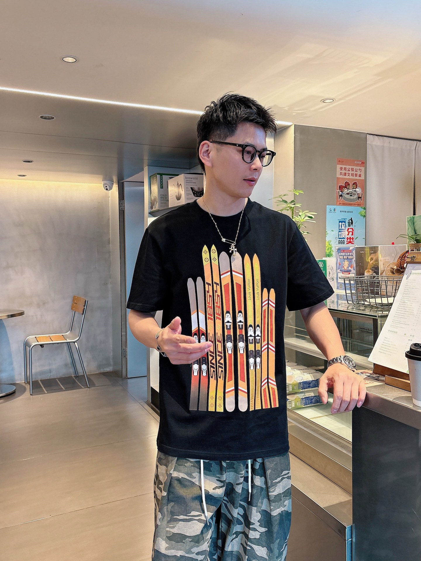  2025ss新款Loui春夏新款1854字母圆领短袖
本款 T 恤1854 标识奠定基底，其上浮现路易