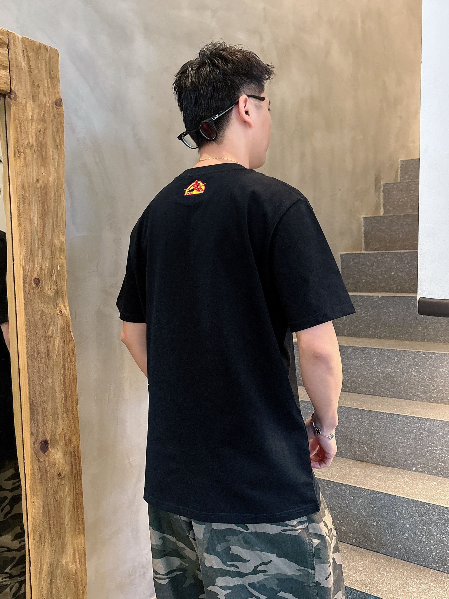  2025ss新款Loui春夏新款1854字母圆领短袖
本款 T 恤1854 标识奠定基底，其上浮现路易