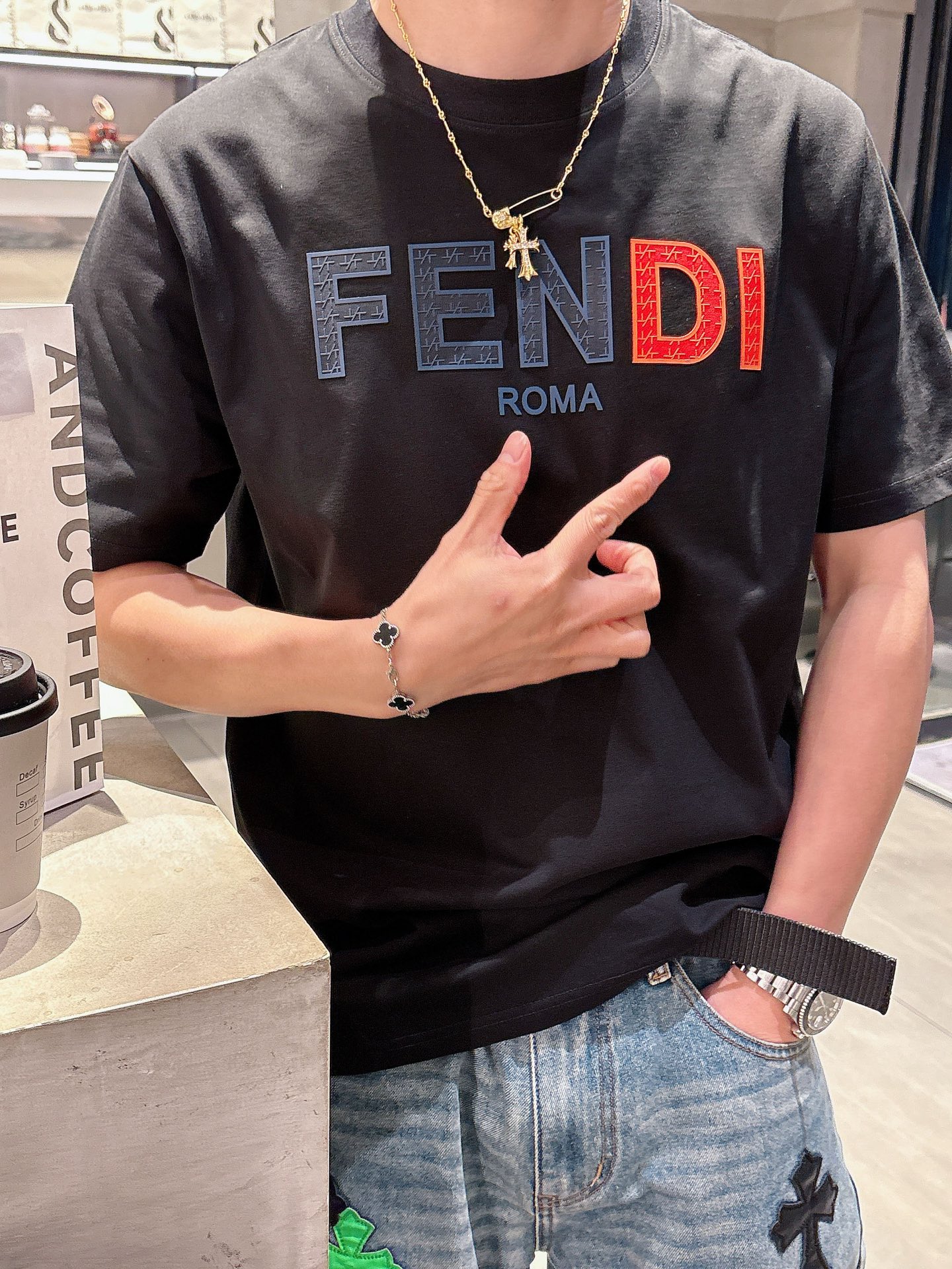  FDI ⭐️2025ss春夏新款圆领短袖T恤
定制面料 定型 不缩水
经典字母logo
全网独家首发 