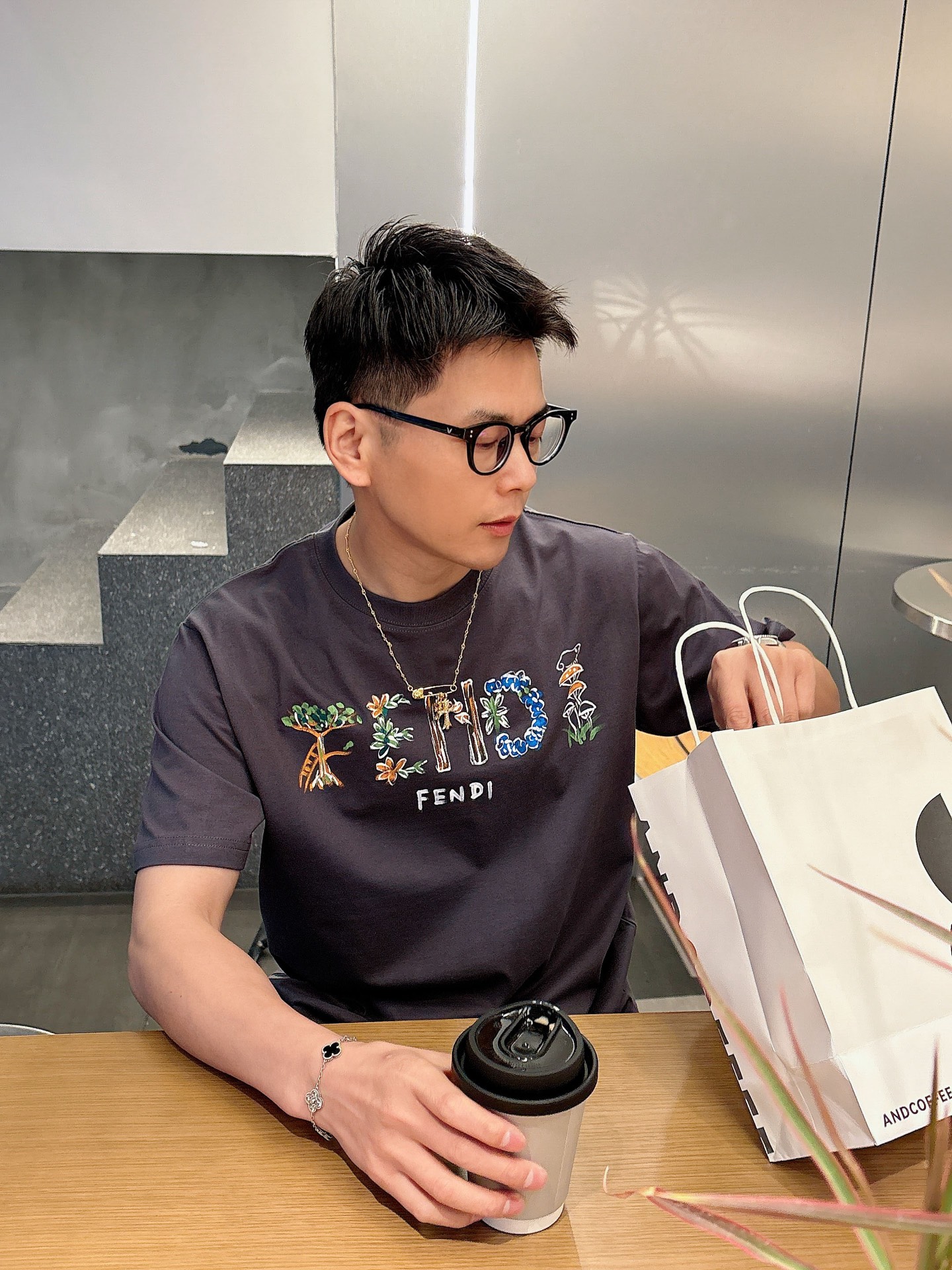  2025ss原單高品質 情侶款  
FEN夏季新款纯手工绘画完成 高品质短袖T恤 每一件都是纯手工手绘