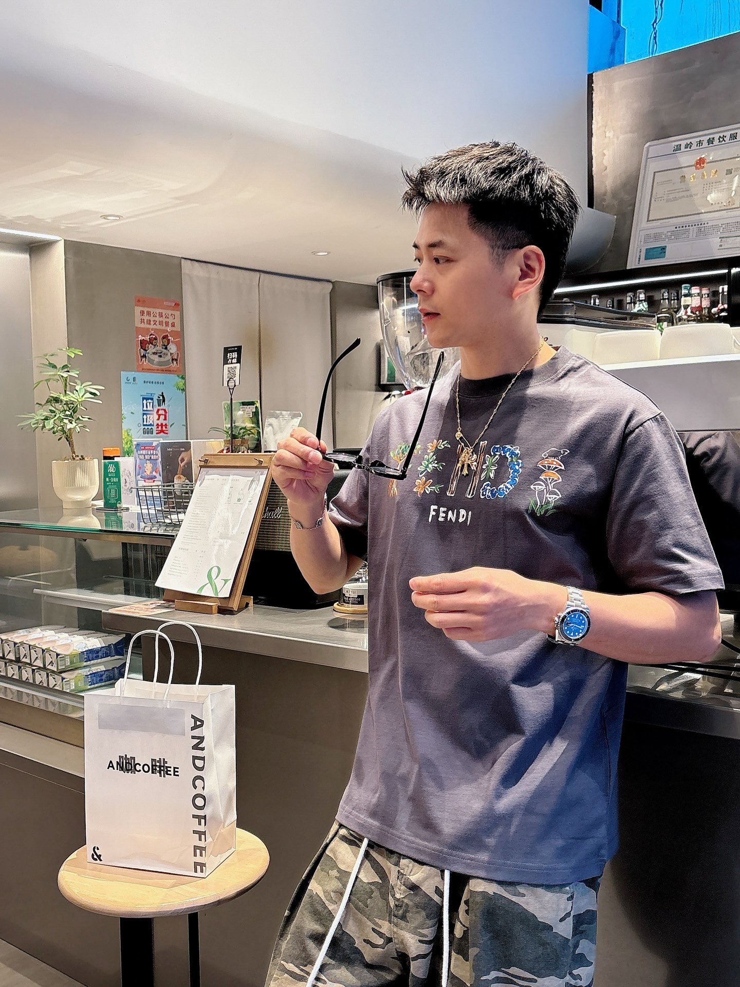  2025ss原單高品質 情侶款  
FEN夏季新款纯手工绘画完成 高品质短袖T恤 每一件都是纯手工手绘
