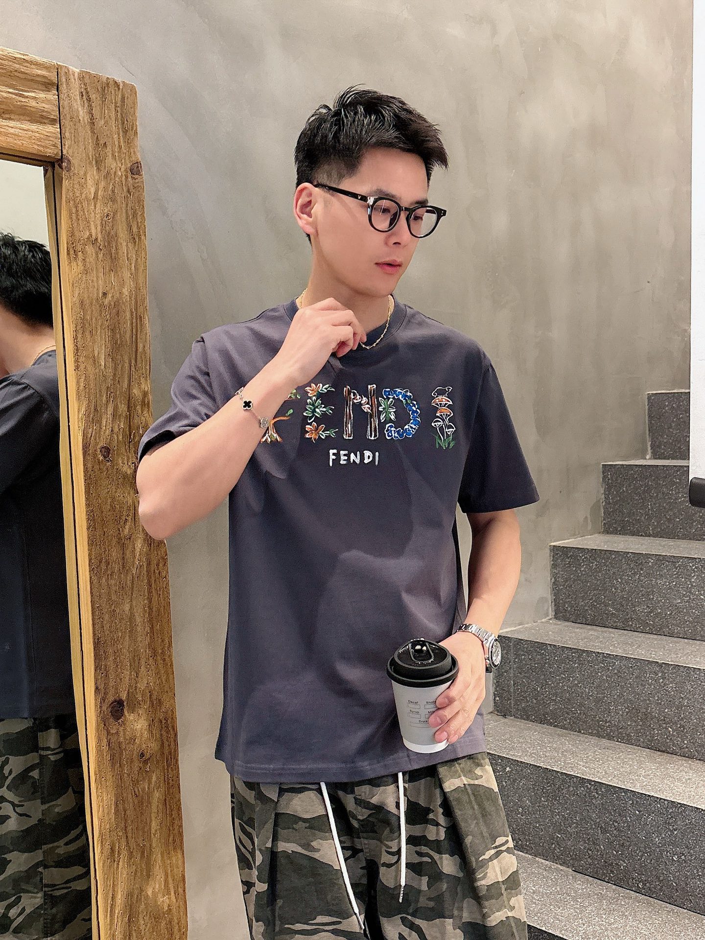  2025ss原單高品質 情侶款  
FEN夏季新款纯手工绘画完成 高品质短袖T恤 每一件都是纯手工手绘