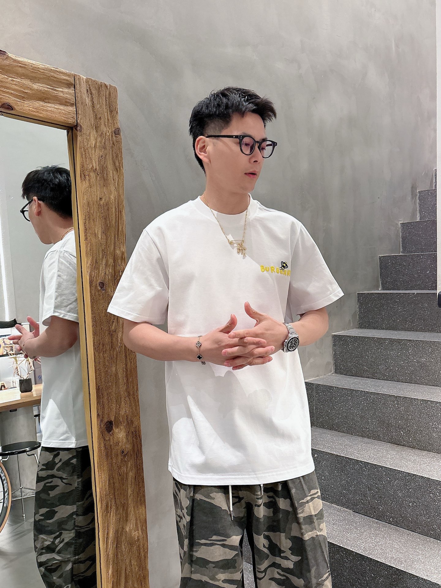  2025ssBur小蜜蜂圆领短袖T恤，定制面料着身透气舒适,手感柔软细腻.
罗纹领圈工装细致,彰显立体