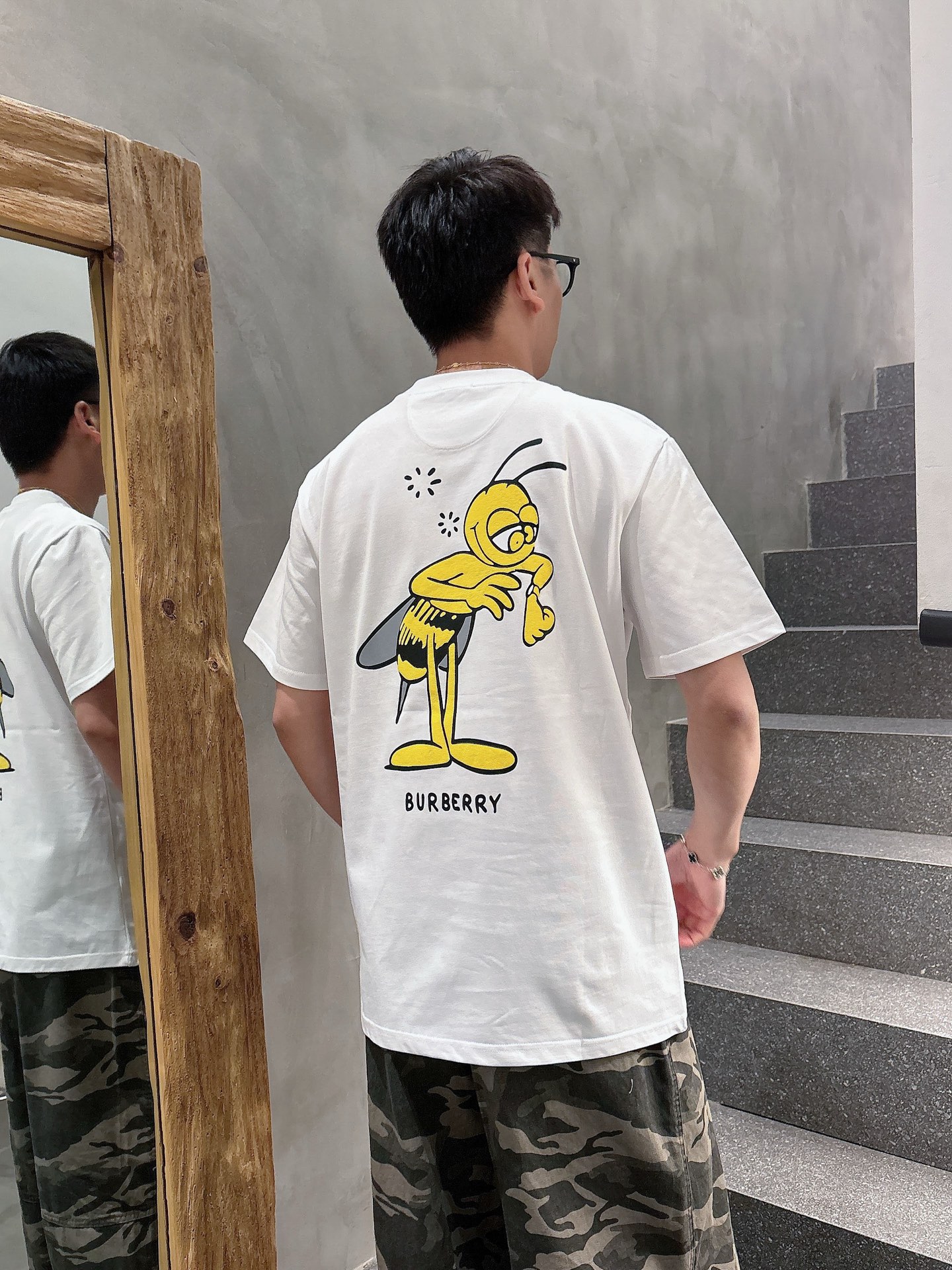  2025ssBur小蜜蜂圆领短袖T恤，定制面料着身透气舒适,手感柔软细腻.
罗纹领圈工装细致,彰显立体