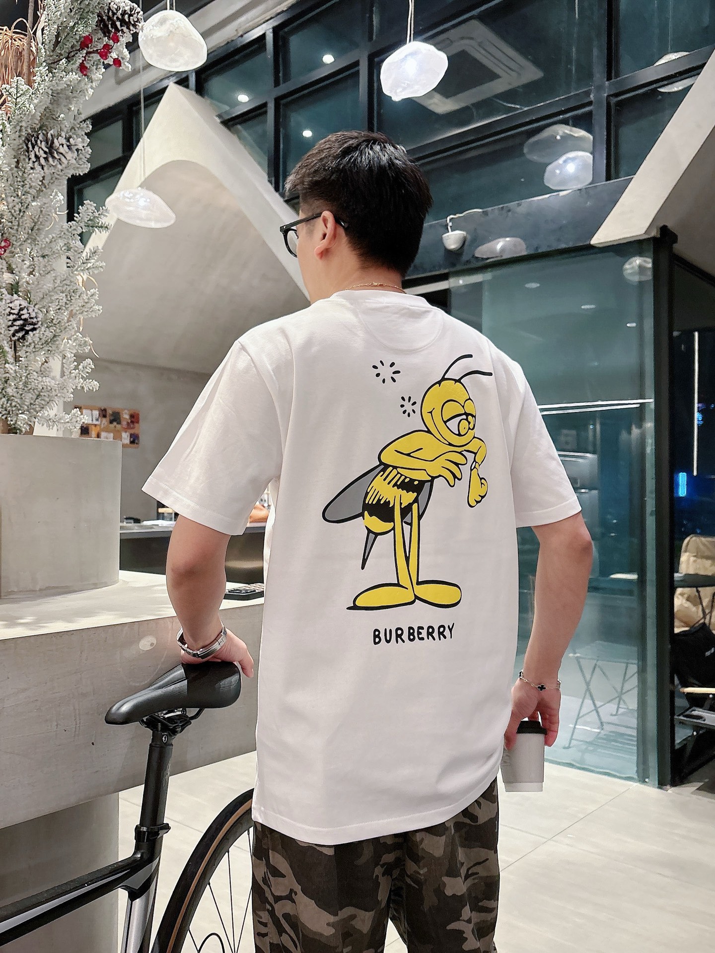  2025ssBur小蜜蜂圆领短袖T恤，定制面料着身透气舒适,手感柔软细腻.
罗纹领圈工装细致,彰显立体