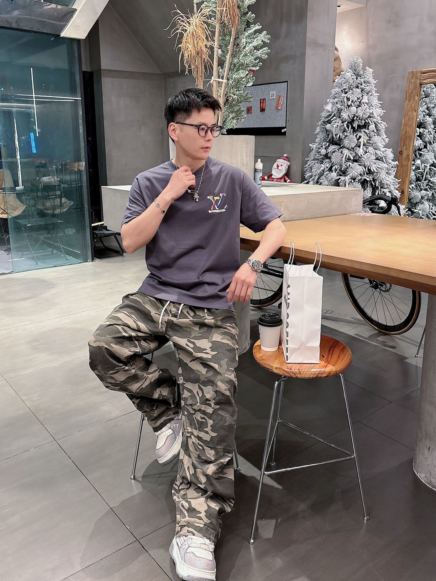  2025春夏新品上市🍃时尚经典圆领短袖👍🏻时尚单品设计，更加时尚舒适，高标准定制，上身非常有型，人工手