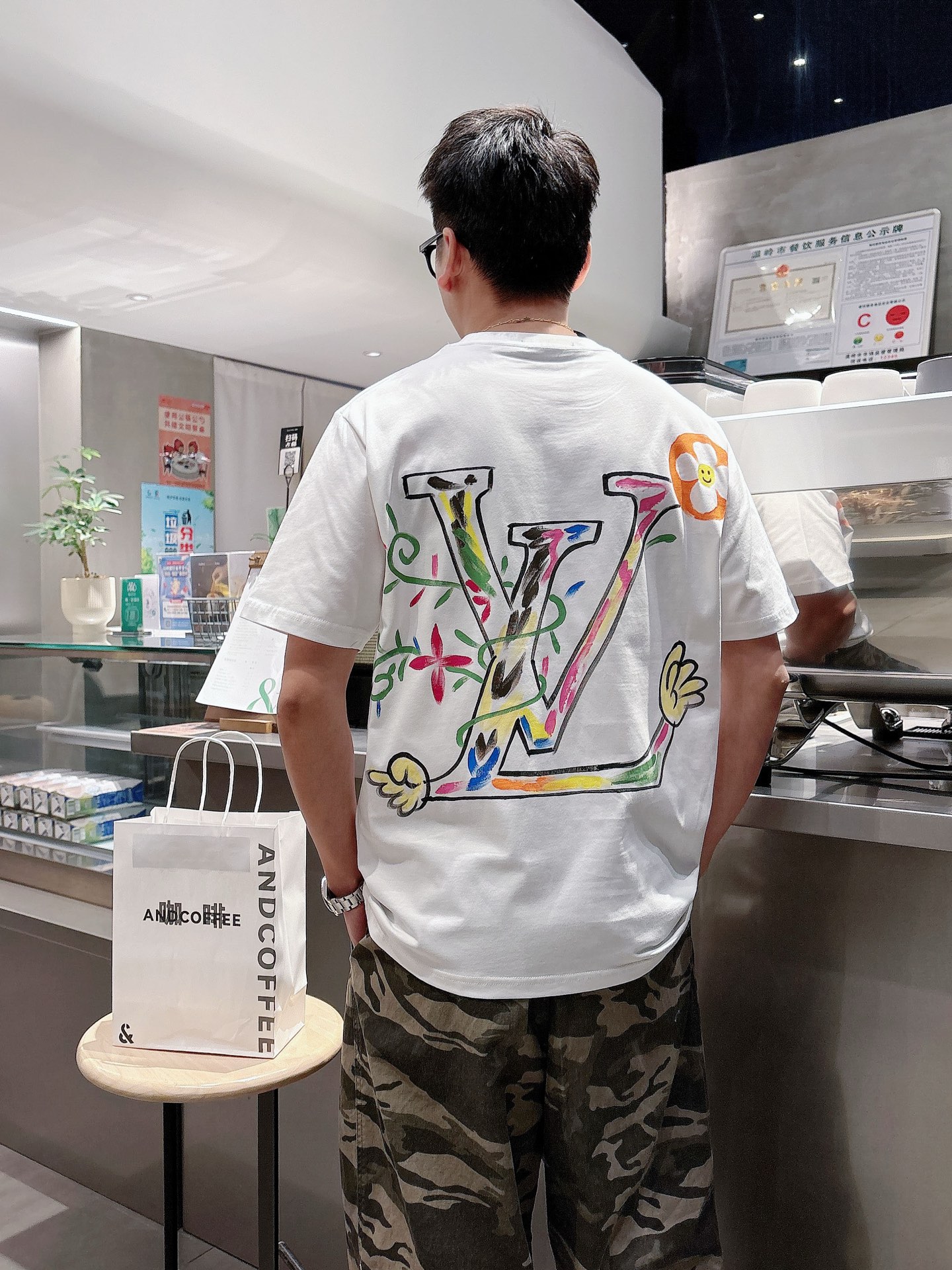  2025春夏新品上市🍃时尚经典圆领短袖👍🏻时尚单品设计，更加时尚舒适，高标准定制，上身非常有型，人工手