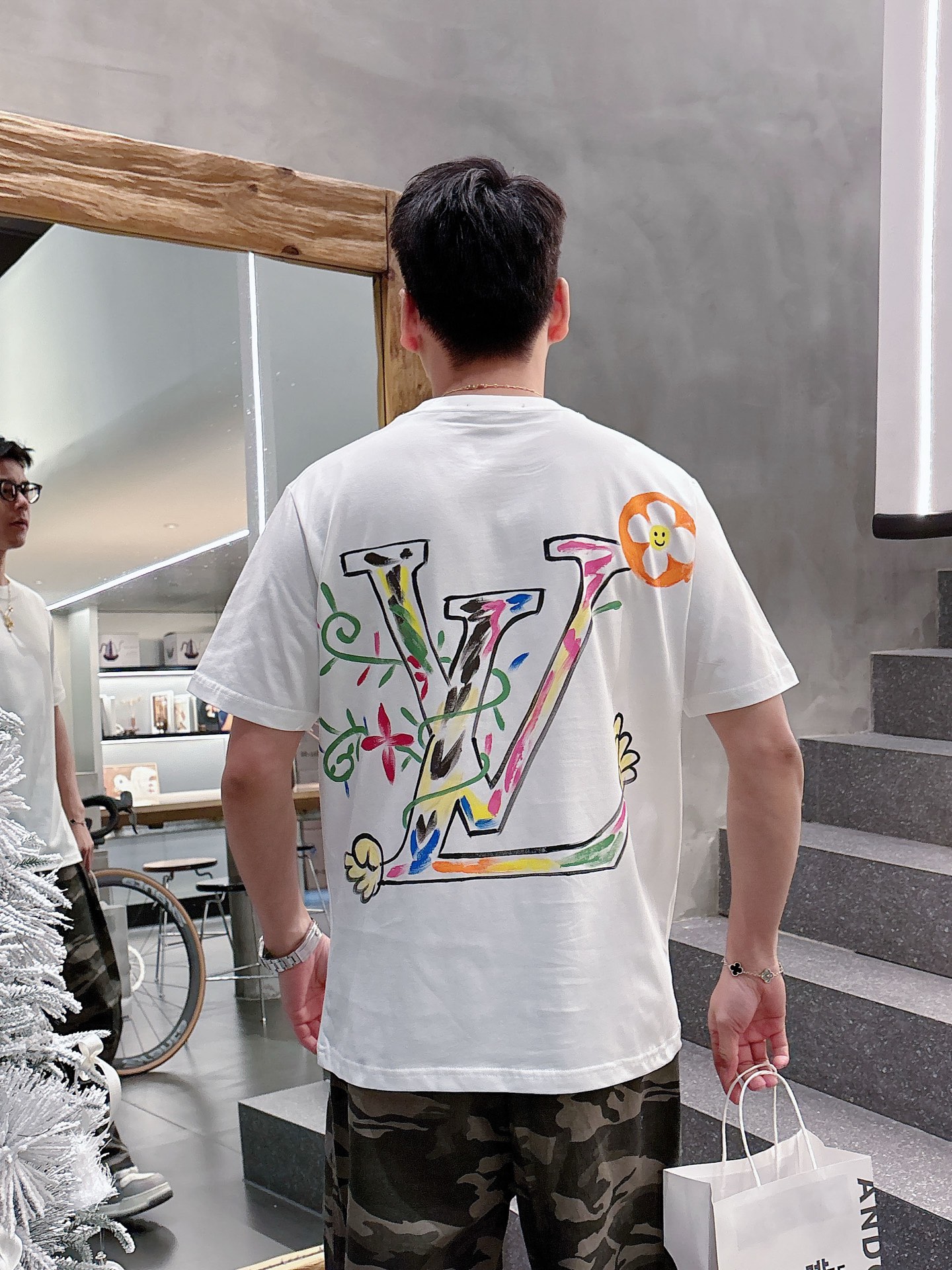  2025春夏新品上市🍃时尚经典圆领短袖👍🏻时尚单品设计，更加时尚舒适，高标准定制，上身非常有型，人工手