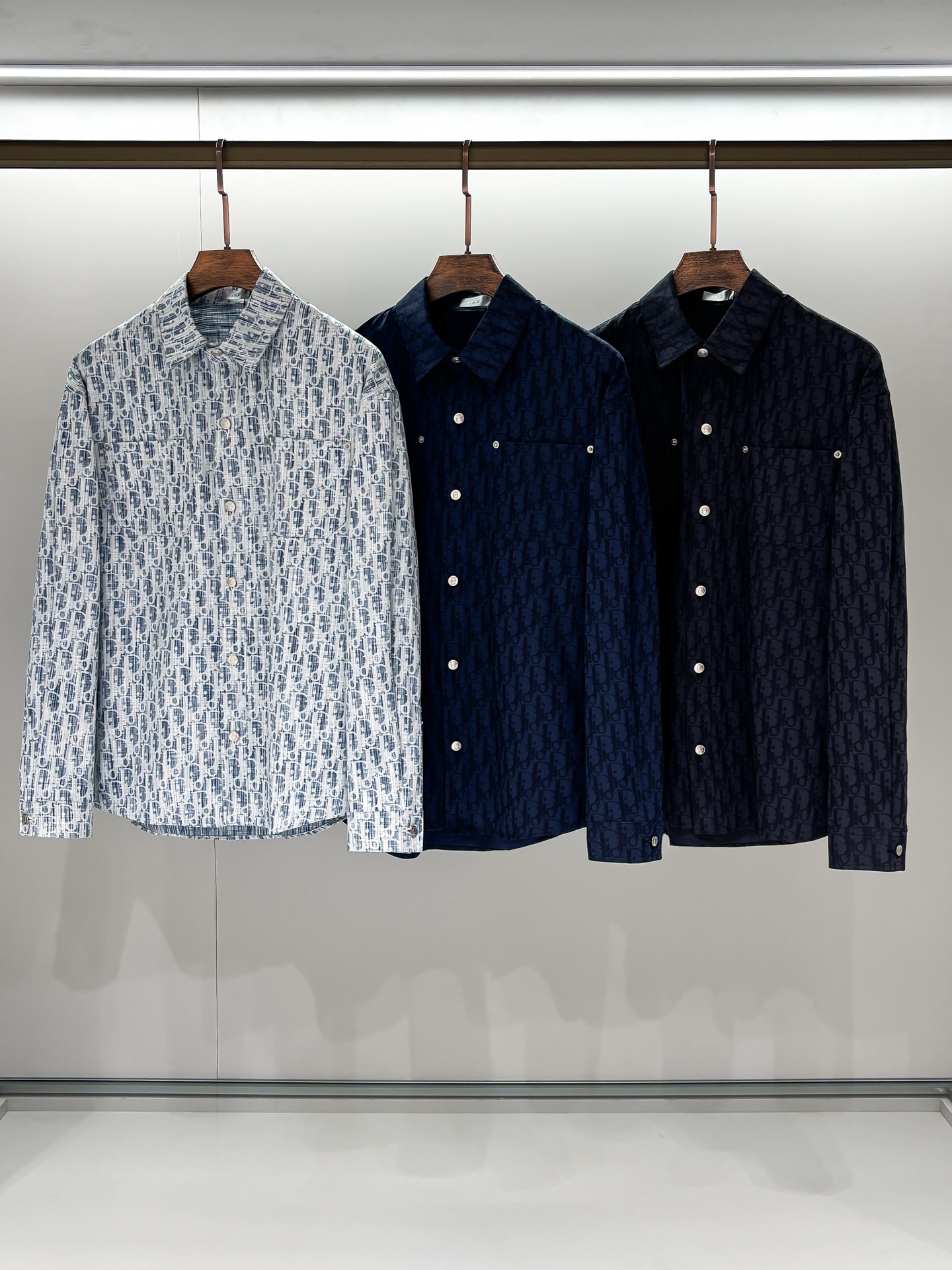 NO:118336,Photo details High-version dior/Dio home CD 25 full of dark patterns presbyterian LOGO jacquard long-sleeved shirt denim jacket Navy blue jacquard letter lapel CD classic logo design, cotton denim, custom high-quality hardware, same style for men and women Three colors black blue and white size S-XL,,dior,dior,jackets & coats,jackets & coats,shirts,alexander wang19860909合照细节 高版本dior/迪奥家 CD 25满身暗纹老花LOGO提花长袖衬衫牛仔外套夹克 海军蓝色提花字母翻领cd经典标志设计,棉质牛仔布,定制高品质五金,男女同款 三色齐发黑蓝白尺码S-XL,,dior,dior,jackets & coats,jackets & coats,shirts,alexander wang,Men's clothing