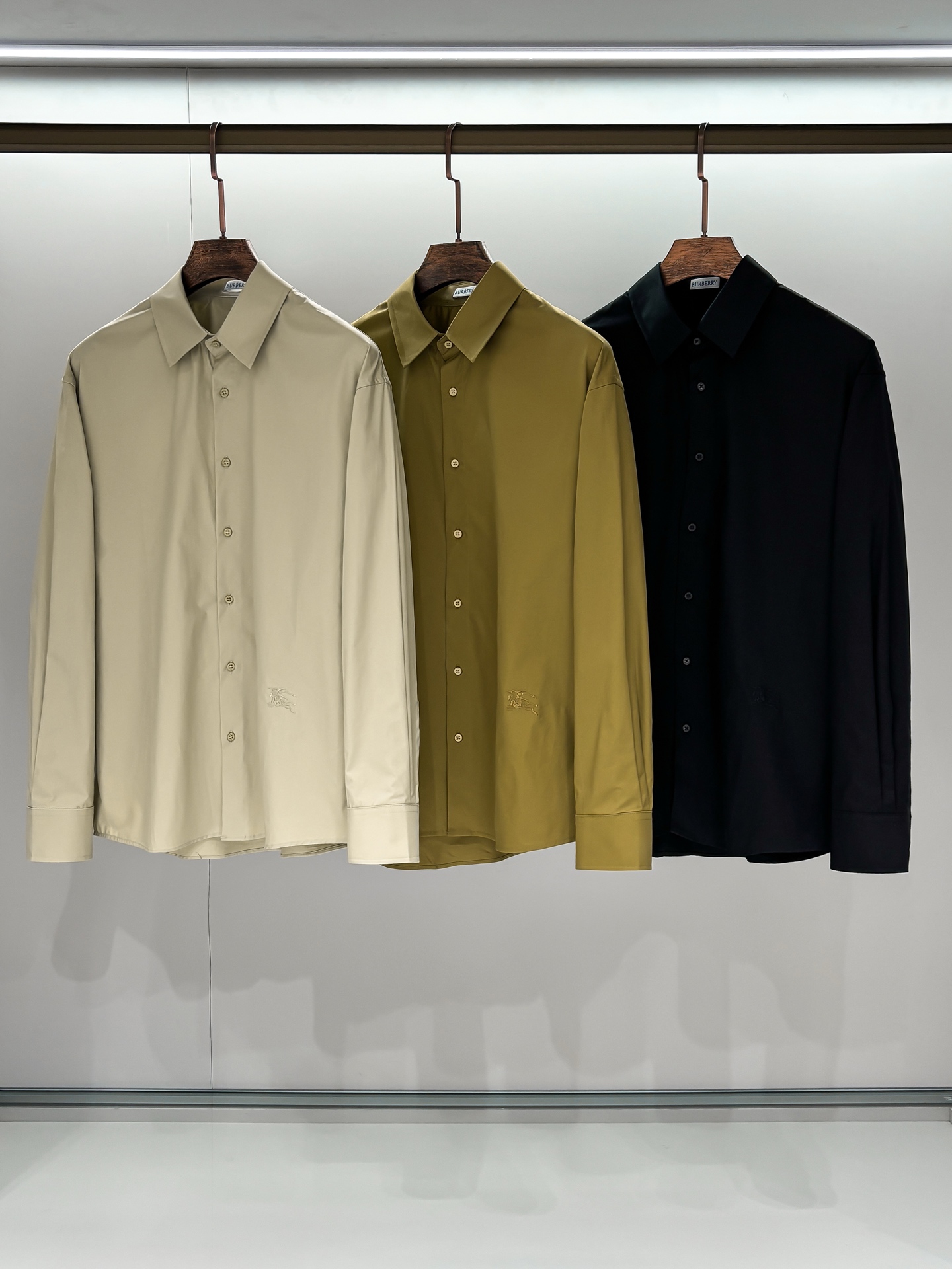 NO:118316,Photo details Burberry casual long-sleeved shirt, trading company channel goods, pure blood, early autumn new products, high-end Thai OEM production, classic evergreen ace product!  A shirt that is very consistent with the aesthetic tone of the B family, the styling design perfectly follows the essence of the B family. It has a rich British style, and the hem is infused with the iconic war horse embroidery body, which is quite recognizable and identifiable!  The details are exquisite and sophisticated, with strict stitching, first-class tailoring, and every inch is just right. The lines are smooth and clean, and the invincible versatile type is both solemn and harmonious. It is both business and leisure, and can run through multiple seasons. It is very compatible with the bottoms. It is a basic item that is essential for men's wardrobe!  Size S- XL, burberry,shirts,alexander wang19860909合照细节 巴宝莉休闲长袖衬衫,贸易公司渠道货,纯正血统,早秋新品,高端泰国代工出品,经典常青王牌产物！ 极符合B家族美学基调的一款衬衫,造型设计完美沿袭了B家的精髓.具有浓郁的英伦风格,下摆注入标志性战马刺绣体,颇具辨识度且标榜了身份！ 细节工艺精致考究,严丝合缝,剪裁一流,每一寸都拿捏的恰到好处,线条感流畅干净,无敌的百搭类型,亦庄亦谐,商务与休闲兼备,可以贯穿多个季节,与下装兼容空间极高,男人衣橱必备的基础单品！尺码S- XL,,burberry,shirts,alexander wang,Men's clothing