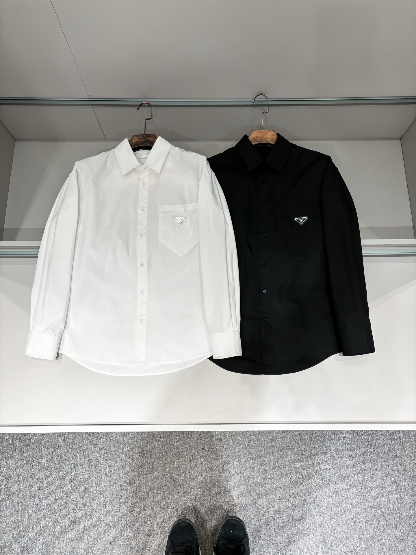 合照细节 Pra25ss口袋三角标长袖衬衫原9,900购入，该款采用德国最新埋夹机制做而成，双边门禁高分