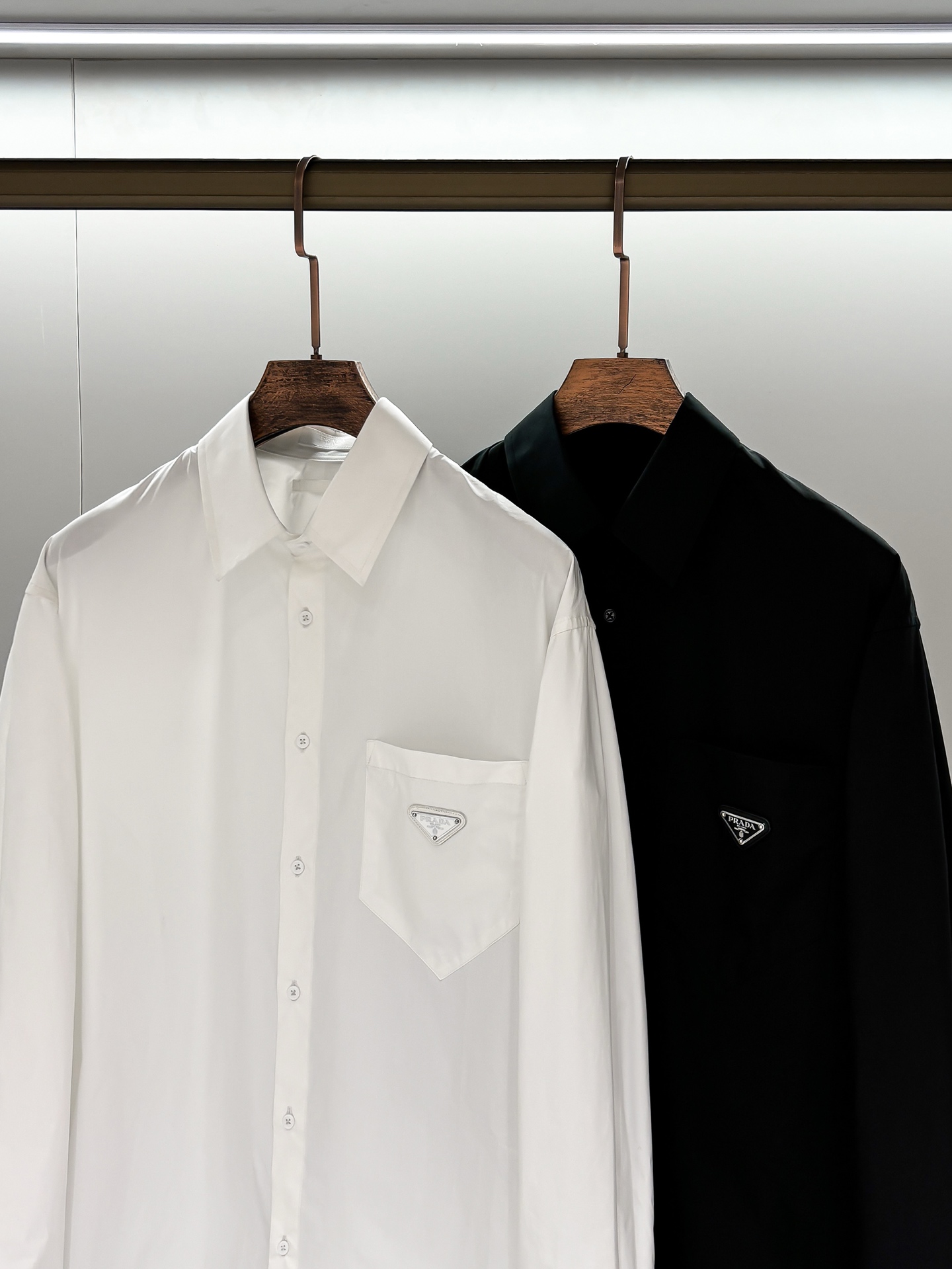 合照细节 Pra25ss口袋三角标长袖衬衫原9,900购入，该款采用德国最新埋夹机制做而成，双边门禁高分