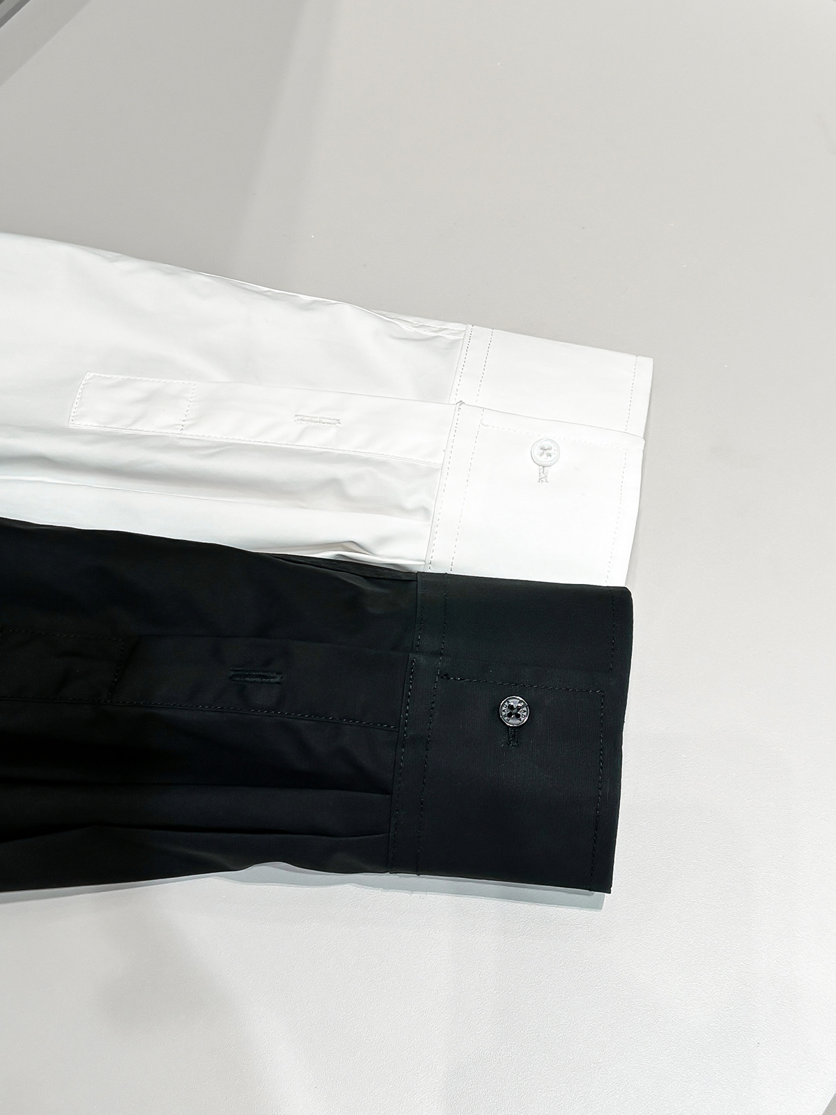 合照细节 Pra25ss口袋三角标长袖衬衫原9,900购入，该款采用德国最新埋夹机制做而成，双边门禁高分