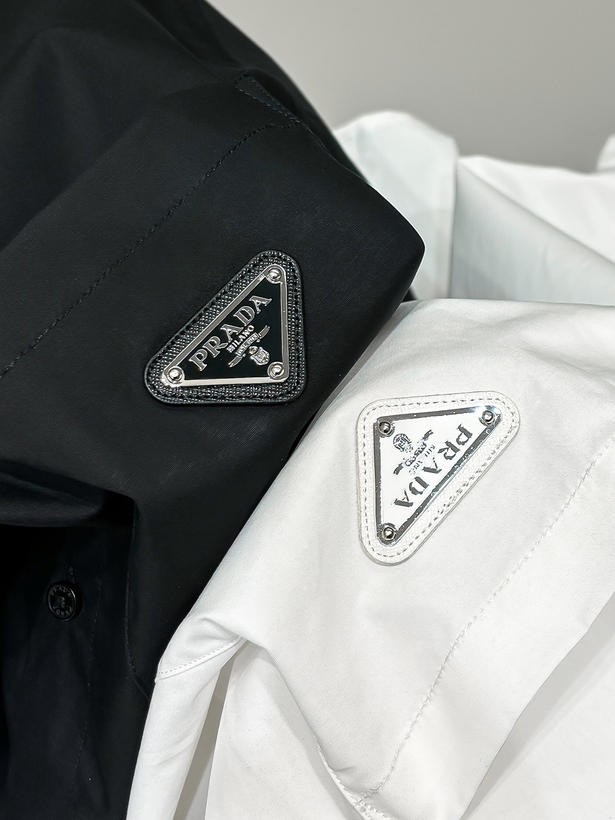 合照细节 Pra25ss口袋三角标长袖衬衫原9,900购入，该款采用德国最新埋夹机制做而成，双边门禁高分