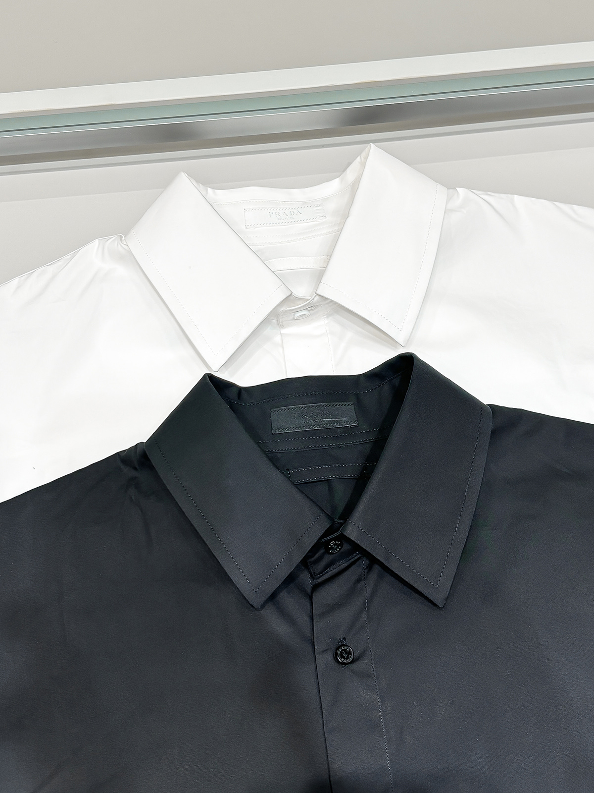 合照细节 Pra25ss口袋三角标长袖衬衫原9,900购入，该款采用德国最新埋夹机制做而成，双边门禁高分