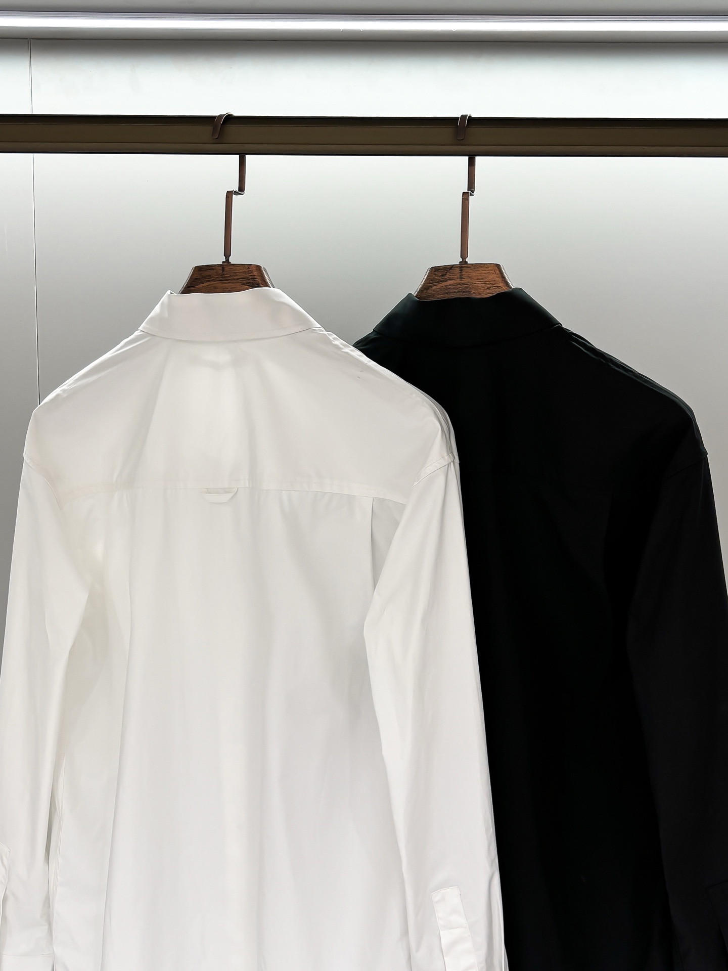 合照细节 Pra25ss口袋三角标长袖衬衫原9,900购入，该款采用德国最新埋夹机制做而成，双边门禁高分