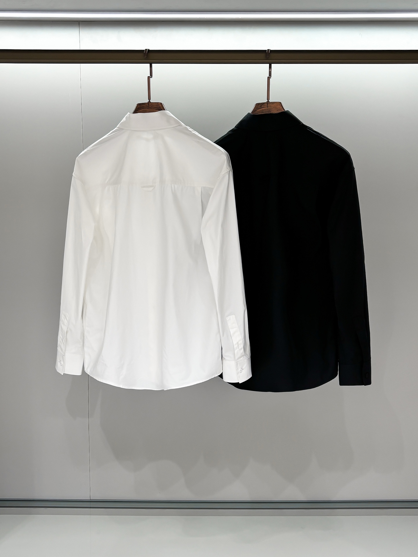 合照细节 Pra25ss口袋三角标长袖衬衫原9,900购入，该款采用德国最新埋夹机制做而成，双边门禁高分