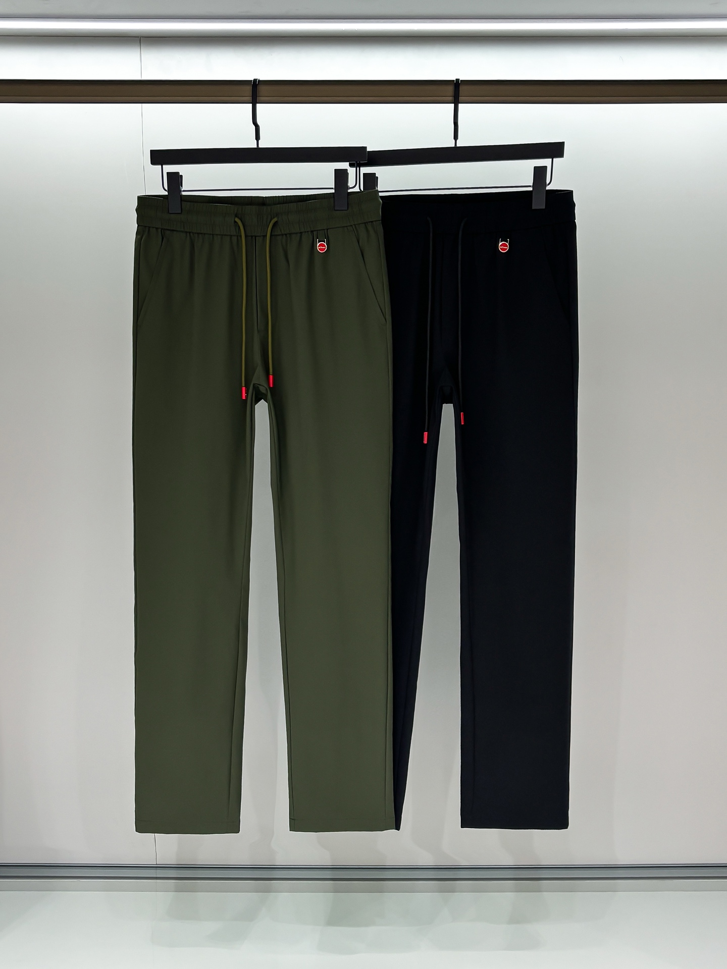 NO:549024,Photo details KITON# 2025 casual pants are a new interpretation of aesthetics, interpreting a strong style and fashionable style, with a strong sense of detail and design. The classic brand logo is used as a color combination to interpret classic brand fashion, adding luster to the overall shape. Imported fabrics are soft and comfortable. The inner weaving surface is flat and breathable, simple and unique charm. European trade channels, Italian overseas warehouse straight hair, and overseas boutique limited sales. 25 spring and summer new casual fashion pants, this pants adopts the design of a big brand to create a fashionable and trendy style, with exquisite details and in place, showing super high quality.  The pants are decorated with iconic brand logos, highlighting the brand style, and creating fashionable and diverse styles. The imported fabric is carefully crafted, soft and comfortable, and is also skin-friendly and comfortable. It is a pair of pants that are comfortable at home and out. You can go out with a short sleeve on a jacket~ Color black Military green Size: M L XL 2XL 3XL,, jackets & coats, T-shirt, alexander wang19860909合照细节 KITON# 2025休闲裤子 美学的焕新诠释,演绎浓郁的格调型时尚风范,细节感和设计感强悍.经典品牌标识做为色彩搭配,演绎经典的品牌时尚,为整体造型增光添彩.进口面料,柔软舒适.内里织面平整透气性极佳,简洁而富有独特魅力. 欧洲贸易渠道,意大利海外仓直发,海外精品限定销售.25春夏新款休闲时尚裤,这款裤采用大牌的设计打造时尚潮流感,细节处理精致到位,展现超高的品质. 裤身上点缀标志性品牌标识,彰显品牌格调,打造时尚多样的造型.进口面料精心打造,柔软舒适,还亲肤舒适,是居家和外出都很舒适的一款裤子,随便搭个外套短袖就可以出门啦~ 颜色黑色 军绿 尺码:M L XL 2XL 3XL,,jackets & coats,T-shirt,alexander wang,Men's clothing