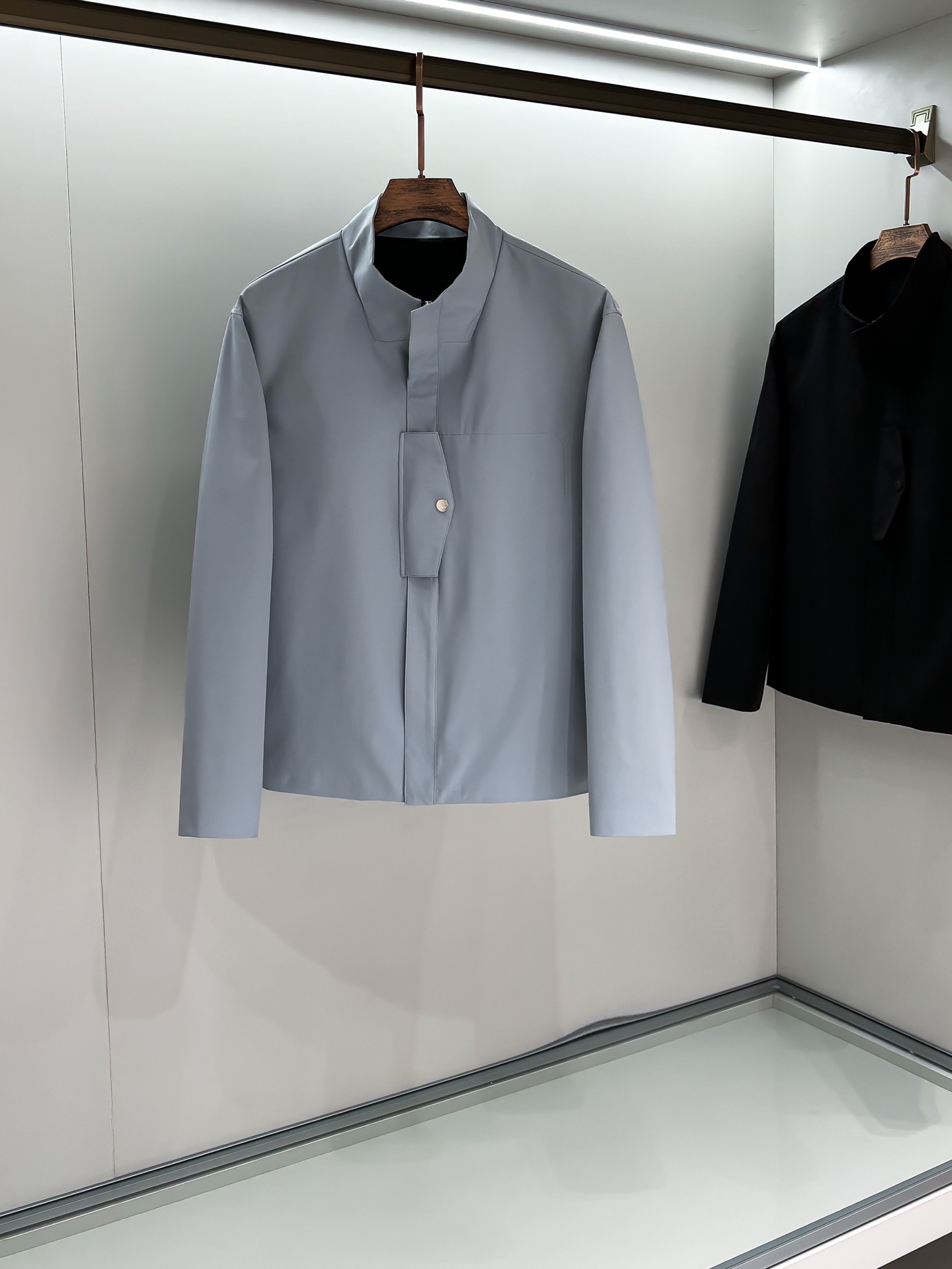 NO:549110,ZEG2025 new men's jacket stand collar, stand collar style, high-end counter fabric, breathable and comfortable, impeccable details, brand element design concept, cutting, exquisite workmanship and complex craftsmanship, professional purchasing grade reflects high quality. The feel is delicate and soft!  It is casually cut, with a great upper body style!  Code number M~XXXL,,jackets & coats,jackets & coats,alexander wang19860909ZEG2025开秋新款男士夹克外套立领,立领款式 高定专柜面料 透气舒适度高,细节无可挑剔,品牌元素设计理念,裁剪,做工考究工艺复杂,专业代购级体现高品质.手感细腻柔软！呈现休闲裁剪,上身版型超赞！ 码数M～XXXL,,jackets & coats,jackets & coats,alexander wang,Men's clothing