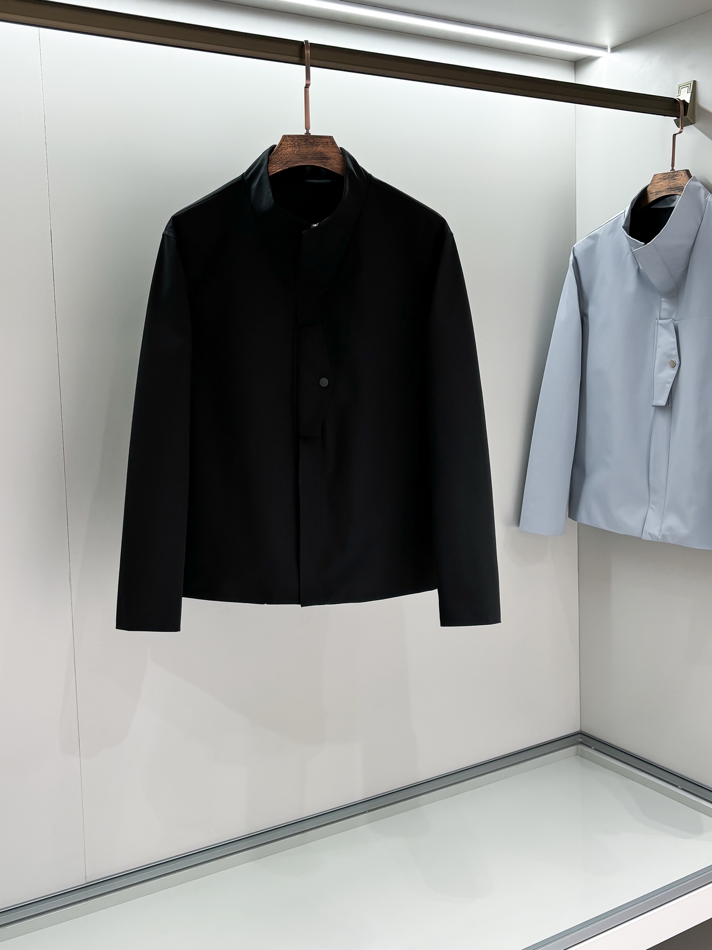 NO:118311,ZEG2025 new men's jacket stand collar, stand collar style, high-end counter fabric, breathable and comfortable, impeccable details, brand element design concept, cutting, exquisite workmanship and complex craftsmanship, professional purchasing grade reflects high quality. The feel is delicate and soft!  It is casually cut, with a great upper body style!  Code number M~XXXL,,jackets & coats,jackets & coats,alexander wang19860909ZEG2025开秋新款男士夹克外套立领,立领款式 高定专柜面料 透气舒适度高,细节无可挑剔,品牌元素设计理念,裁剪,做工考究工艺复杂,专业代购级体现高品质.手感细腻柔软！呈现休闲裁剪,上身版型超赞！ 码数M～XXXL,,jackets & coats,jackets & coats,alexander wang,Men's clothing