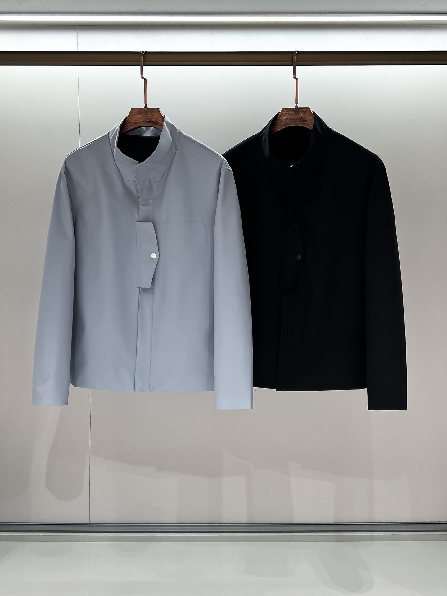 NO:118313,Photo details ZEG2025 new men's jacket stand collar, stand collar style, high-end counter fabric, breathable and comfortable, impeccable details, brand element design concept, cutting, exquisite workmanship and complex craftsmanship, professional purchasing grade reflects high quality. The feel is delicate and soft!  It is casually cut, with a great upper body style!  Code number M~XXXL,,jackets & coats,jackets & coats,alexander wang19860909合照细节 ZEG2025开秋新款男士夹克外套立领,立领款式 高定专柜面料 透气舒适度高,细节无可挑剔,品牌元素设计理念,裁剪,做工考究工艺复杂,专业代购级体现高品质.手感细腻柔软！呈现休闲裁剪,上身版型超赞！ 码数M～XXXL,,jackets & coats,jackets & coats,alexander wang,Men's clothing