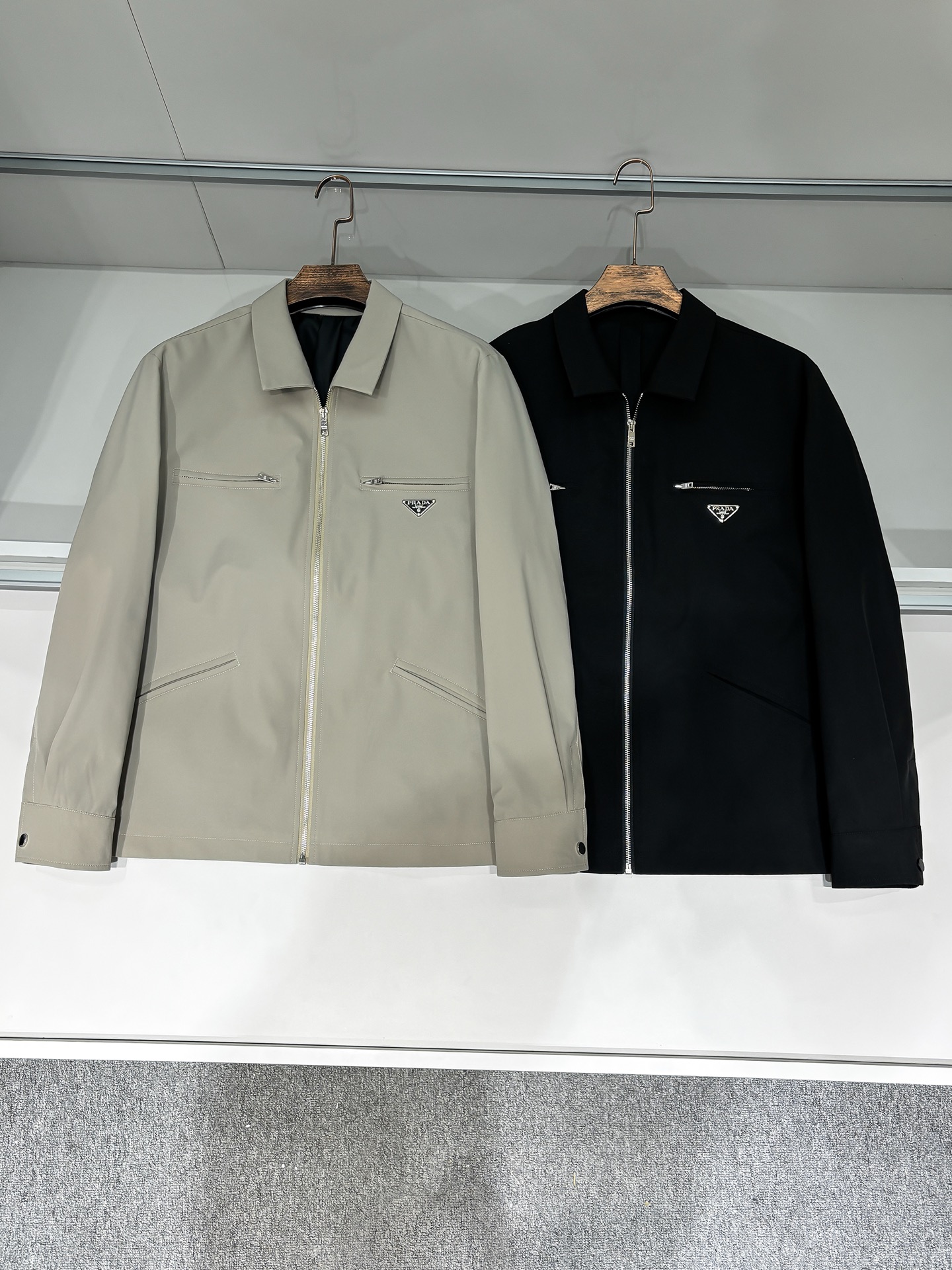 合照细节 PR 2025早春新款上市原单狠货 意大利进口面料时尚夹克风衣外套。上身更随意大方，专柜原版五