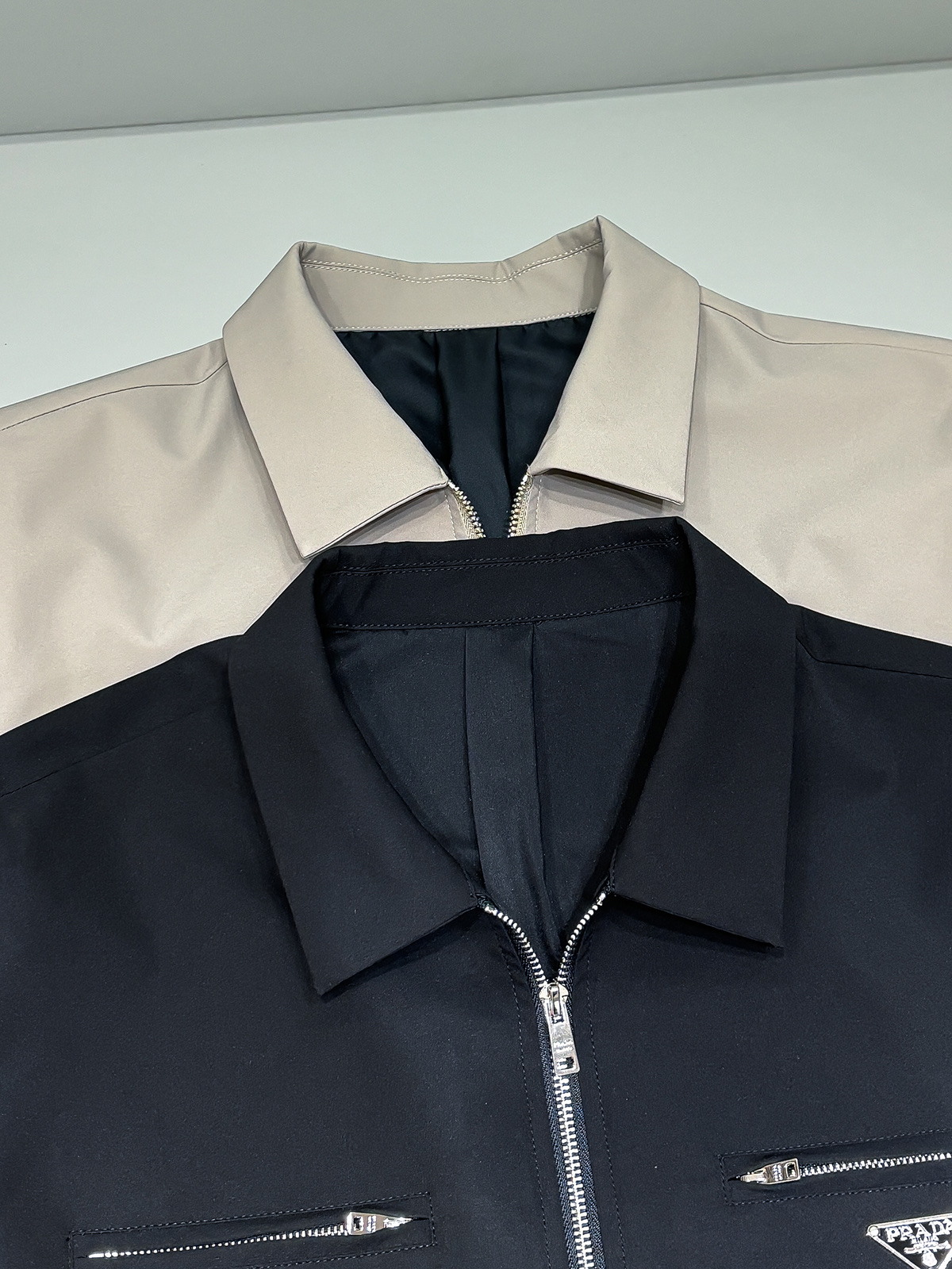 合照细节 PR 2025早春新款上市原单狠货 意大利进口面料时尚夹克风衣外套。上身更随意大方，专柜原版五