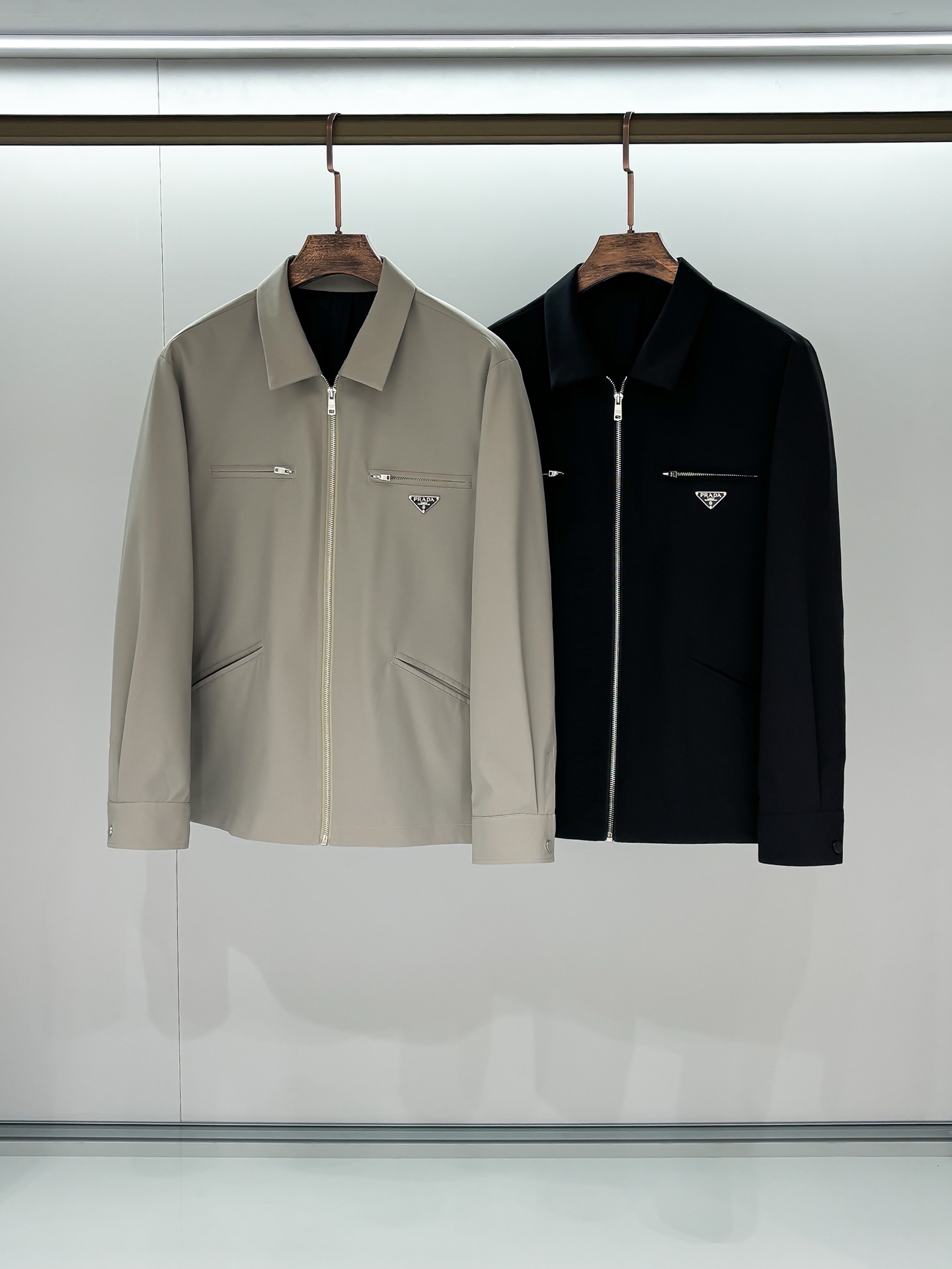 NO:118309,Photo details PR 2025 early spring new model is available, original single ruthless product, imported Italian fabric fashionable jacket and windbreaker jacket. The upper body is more casual and elegant, and the counter original hardware is luxurious and high-end customized accessories new work!  Classic triangular embellishment design, original auxiliary materials, extreme luxury!  Soft and comfortable. The upper body is so handsome!  Suitable for any scene!  Size M-XXXL,,jackets & coats,jackets & coats,alexander wang19860909合照细节 PR 2025早春新款上市 原单狠货 意大利进口面料时尚夹克风衣外套.上身更随意大方,专柜原版五金奢华高档定制配饰新作！经典三角标点缀设计,原版辅料,奢华极致！柔软舒适.上身爆帅！适合任意场景！ 尺码M-XXXL,,jackets & coats,jackets & coats,alexander wang,Men's clothing