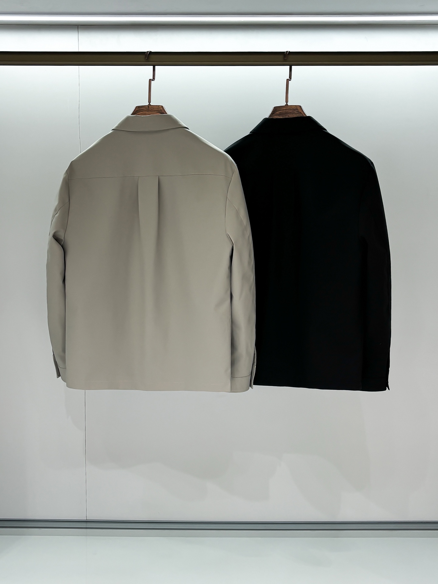 合照细节 PR 2025早春新款上市原单狠货 意大利进口面料时尚夹克风衣外套。上身更随意大方，专柜原版五