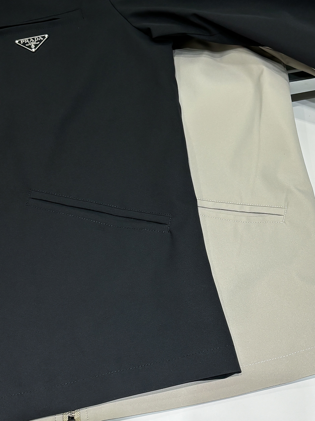 合照细节 PR 2025早春新款上市原单狠货 意大利进口面料时尚夹克风衣外套。上身更随意大方，专柜原版五