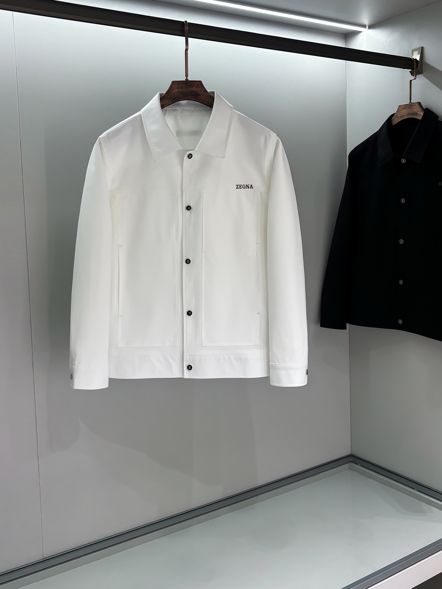 NO:118301,Ze 2025ss early spring new style released Jenya lapel jacket jacket, spring jacket!  Wearing it is comfortable and slim, lazy and casual, combined with clean and simple colors, it is particularly pleasing to look at, suitable for daily wear~ welcoming sports items embellished with vitality prints to welcome the arrival of the warm season. Size M-3XL, zegna, jackets & coats, jackets & coats, alexander wang19860909Ze 2025ss早春新款发布杰尼亚翻领夹克外套,春款外套！穿上就是舒适自在又显瘦的存在,慵懒而随性,结合干净简单的色系就特别耐看,适合日常穿着~倾情推出缀饰活力印花的运动单品,迎接温暖季节的到来. 尺码M-3XL,,zegna,jackets & coats,jackets & coats,alexander wang,Men's clothing