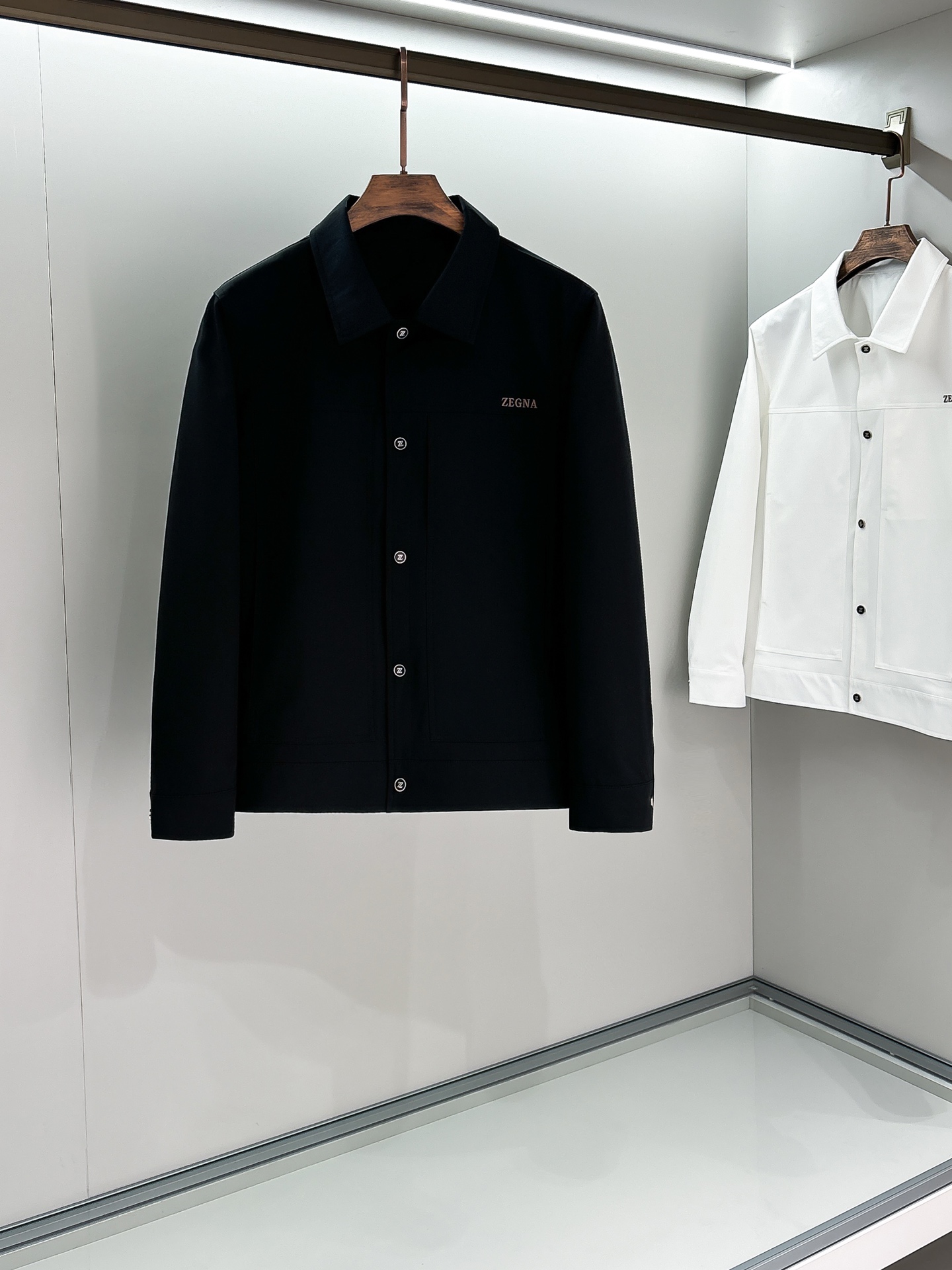 NO:118303,Ze2025ss early spring new style released Jenya lapel jacket jacket, spring jacket!  Wearing it is comfortable and slim, lazy and casual, combined with clean and simple colors, it is particularly pleasing to look at, suitable for daily wear~ welcoming sports items embellished with vitality prints to welcome the arrival of the warm season. Size M-3XL, zegna, jackets & coats, jackets & coats, alexander wang19860909Ze2025ss早春新款发布杰尼亚翻领夹克外套,春款外套！穿上就是舒适自在又显瘦的存在,慵懒而随性,结合干净简单的色系就特别耐看,适合日常穿着~倾情推出缀饰活力印花的运动单品,迎接温暖季节的到来. 尺码M-3XL,,zegna,jackets & coats,jackets & coats,alexander wang,Men's clothing