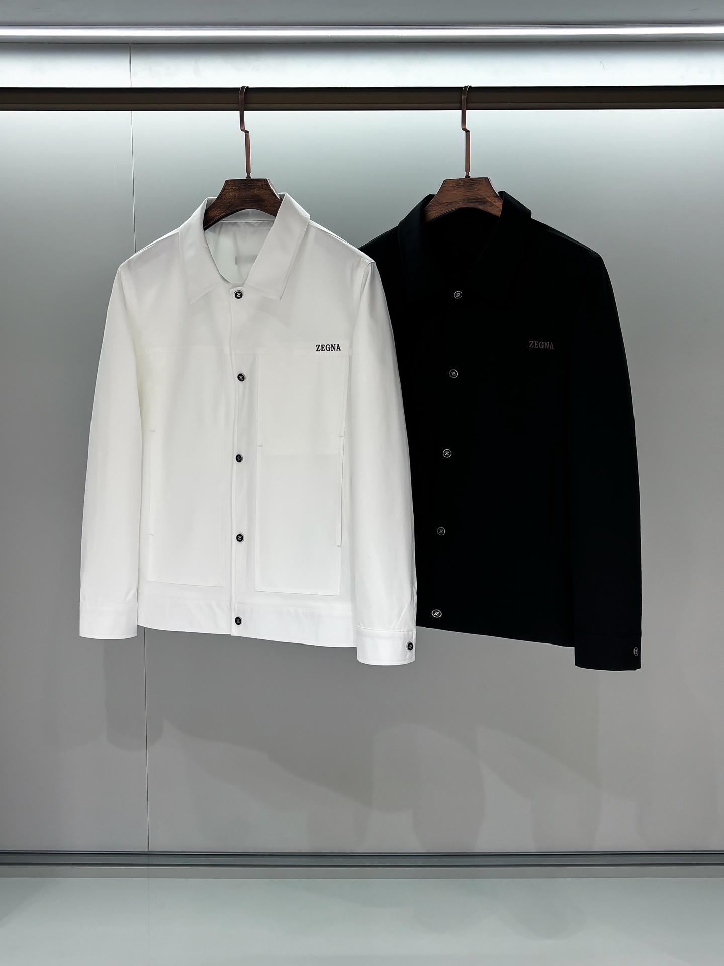 NO:118305,Photo details Ze2025ss early spring new style released Zenia lapel jacket, spring jacket!  Wearing it is comfortable and slim, lazy and casual, combined with clean and simple colors, it is particularly pleasing to look at, suitable for daily wear~ welcoming sports items embellished with vitality prints to welcome the arrival of the warm season. Size M-3XL, zegna, jackets & coats, jackets & coats, alexander wang19860909合照细节 Ze2025ss早春新款发布杰尼亚翻领夹克外套,春款外套！穿上就是舒适自在又显瘦的存在,慵懒而随性,结合干净简单的色系就特别耐看,适合日常穿着~倾情推出缀饰活力印花的运动单品,迎接温暖季节的到来. 尺码M-3XL,,zegna,jackets & coats,jackets & coats,alexander wang,Men's clothing