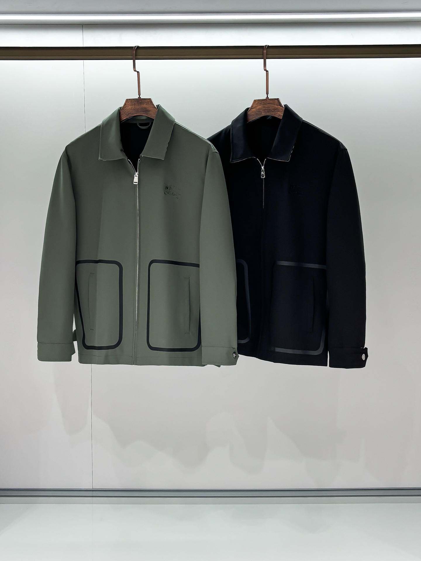 NO:118299,Photo details Burber's new product is available for men's lapel jackets, which can be worn for business and casual everyday!  The upper body modifies the body and perfectly combines fashion aesthetics with the concept of new urban business and leisure. The Italian minimalist, capable and outdoor functional style are the ultimate interpretation, both solemn and harmonious, creating a unique styling item. The overall outline tends to be simple, with a rather unique and elegant detail treatment, enriching the overall vision. The wardrobe business and leisure are excellent and high attendance rate!  Size 48-56, burberry, jackets & coats, jackets & coats, alexander wang19860909合照细节 Burber新品发售男士翻领夹克外套,可商务可休闲日常穿搭！上身修饰身形、将时装美学和新都市商务休闲概念完美融合,通体将意式的极简、干练和户外功能性风格极致诠释,亦庄亦谐,塑造出别具一格的造型单品,整体轮廓趋于简约风格,颇为个性且雅痞的细节处理,丰富了整体视觉.衣橱商务休闲绝佳的高出勤率！ 尺码48-56,,burberry,jackets & coats,jackets & coats,alexander wang,Men's clothing