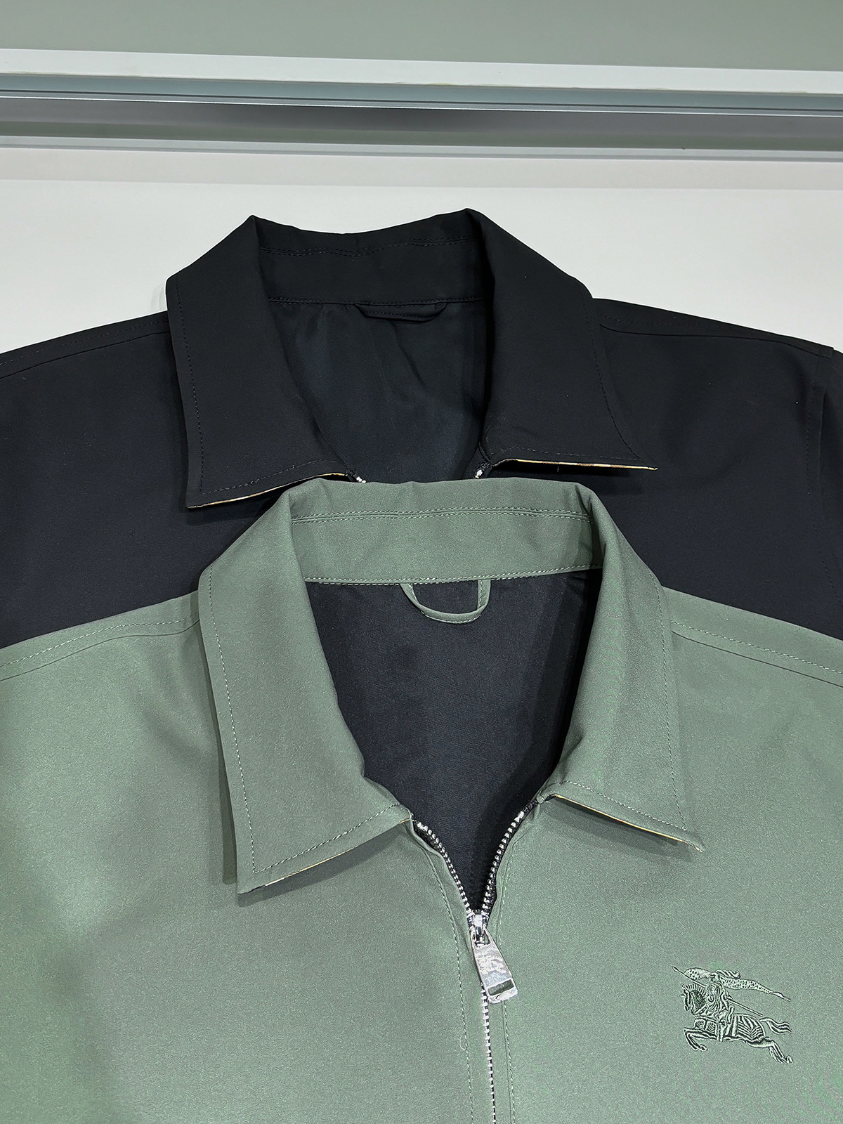 合照细节 Burber新品发售男士翻领夹克外套，可商务可休闲日常穿搭！上身修饰身形、将时装美学和新都市商