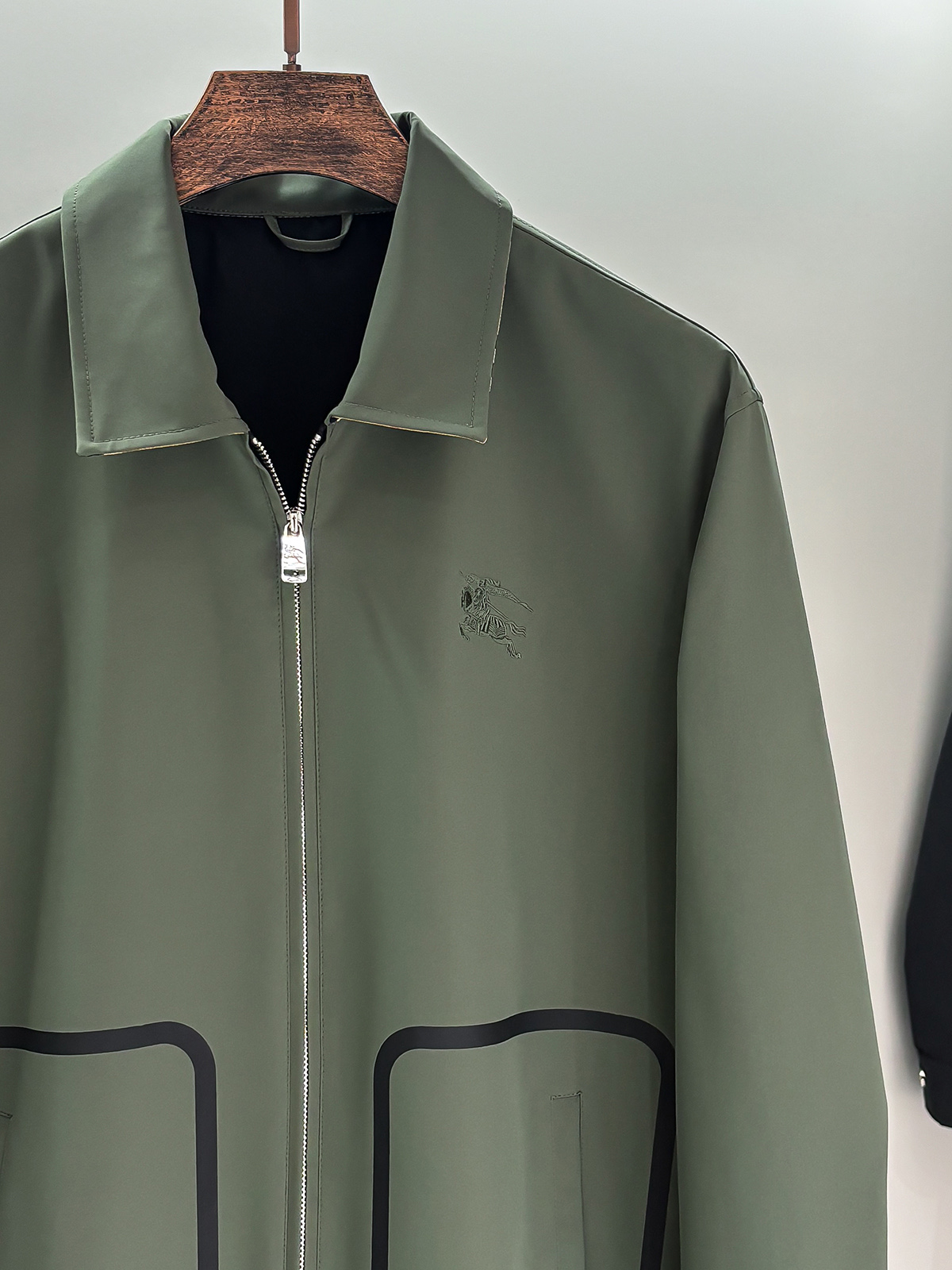 合照细节 Burber新品发售男士翻领夹克外套，可商务可休闲日常穿搭！上身修饰身形、将时装美学和新都市商