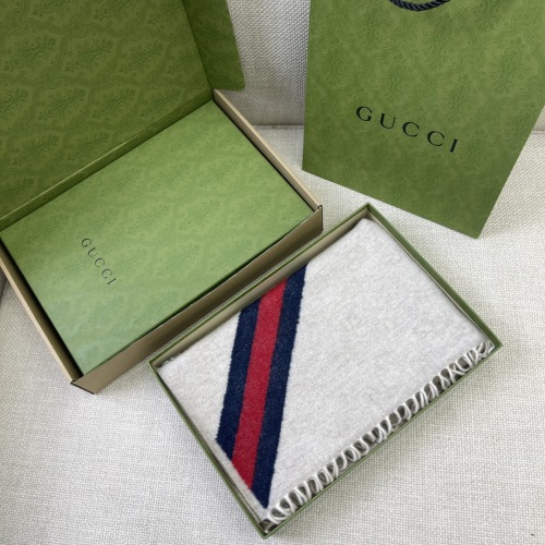 Elegante Bufanda Gucci de Lana con Diseño Jacquard y Detalles de Flecos 1 Elegante Bufanda Gucci de Lana con Diseño Jacquard y Detalles de Flecos