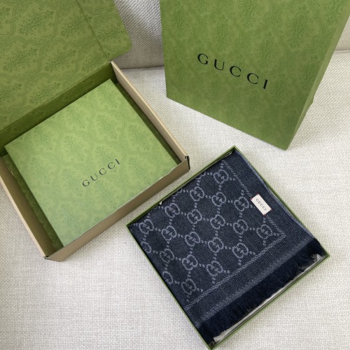 وشاح Gucci كلاسيكي بنقشة GG باللونين الأسود والرمادي، صوف 100%، 48×180 سم 1 وشاح Gucci كلاسيكي بنقشة GG باللونين الأسود والرمادي، صوف 100%، 48×180 سم