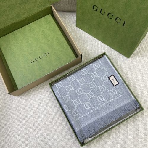 Écharpe Gucci Jacquard Gris Argenté en Laine, 48x180cm – Élégance et Chaleur 1 Écharpe Gucci Jacquard Gris Argenté en Laine, 48x180cm – Élégance et Chaleur