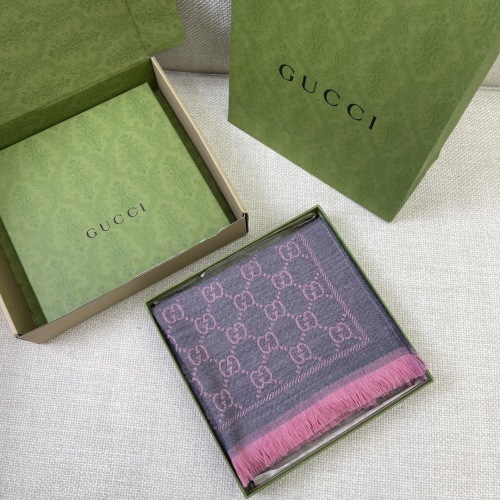 Elegante Bufanda Gucci de Lana con Diseño Jacquard en Gris y Rosa, 48x180 cm 1 Elegante Bufanda Gucci de Lana con Diseño Jacquard en Gris y Rosa, 48x180 cm
