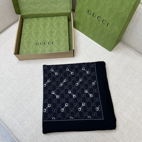 Écharpe Gucci en cachemire et soie avec motif mors, 140 x 140 cm 1 Écharpe Gucci en cachemire et soie avec motif mors, 140 x 140 cm