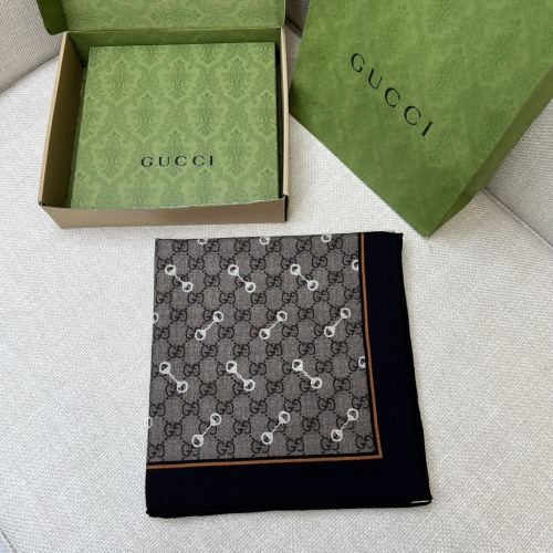 Elegante Chal Gucci de Lana y Seda con Estampado de Hebilla Ecuestre 1 Elegante Chal Gucci de Lana y Seda con Estampado de Hebilla Ecuestre