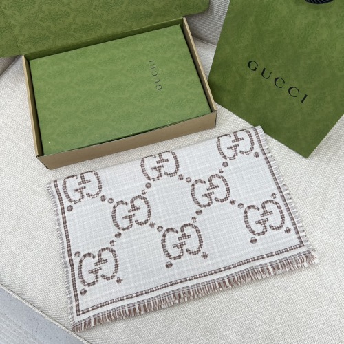 وشاح Gucci بنقشة GG صوف، حواف شراشيب، مقاس 180 × 47 سم - أناقة فاخرة 1 وشاح Gucci بنقشة GG صوف، حواف شراشيب، مقاس 180 × 47 سم - أناقة فاخرة
